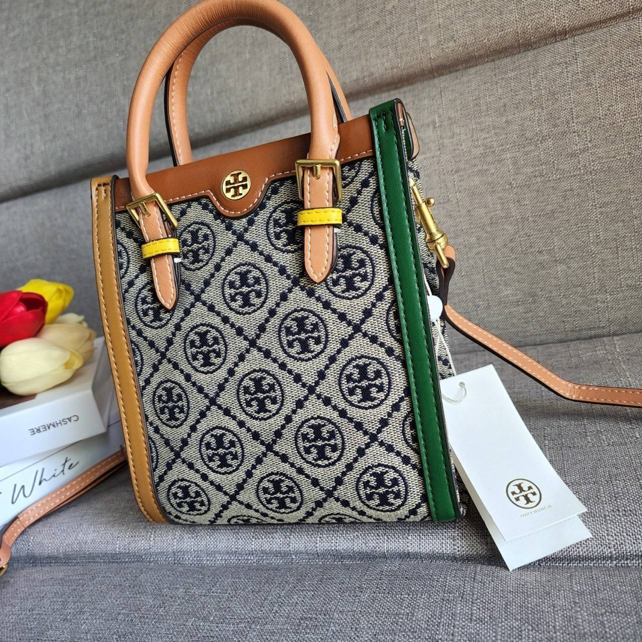 TORY BURCH T MONOGRAM COLORBlOCK JACQUARD MINI TOTE คอลเลคชั่นใหม่ล่าสุด ครอบครองก่อนใคร ไอเท็มยุคนี้รุ่นที่ควรมีติดตู้คะสาวๆ วัสดุ jacquard สลับหนังแท้ หูจับ มาพร้อมสายสะพายข้างหนังแท้ ปรับระดับได้ สายสามารถถอดออกได้ ภายในเป็นช่องโล่ง ใส่มือถือได้ กระเป๋