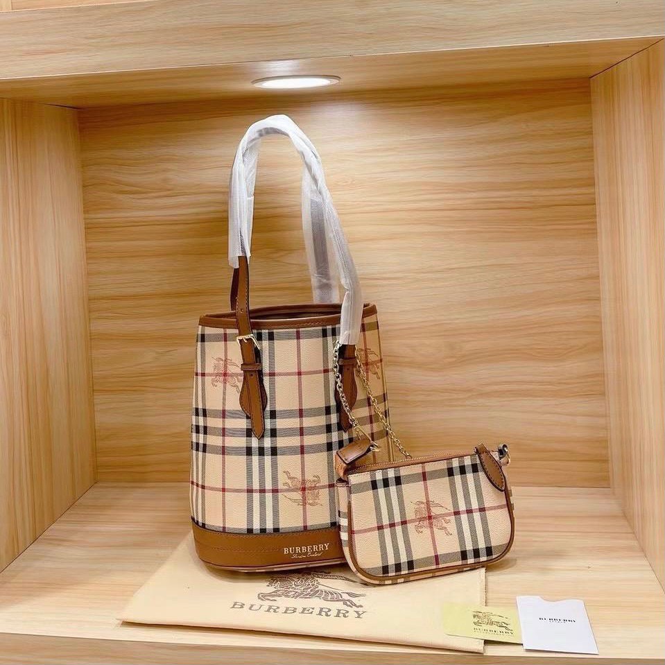 BURBERRY VINTAGE SET BAG VIP GIFT WITH PURCHASE (GWP) **ซื้อ1ได้ถึง2ใบ กระเป๋าถือทรงสวยหรู งานพรีเมี่ยมกิ๊ฟ Limited Edition จากBURBERRY วัสดุหนังPVC สวยหนังนิ่ม ตัดด้วยสายหนังสีน้ำตาลเข้ม **สวยตาแตกกกก มาพร้อมช่องใส่ของขนาดใหญ่ อยกเป็นช่องซิปและช่องใส่ของ