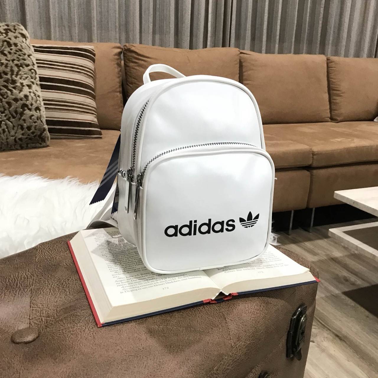 ADIDAS 2WAY MINI BACKPACK กระเป๋าเป้หรือสะพายหนังเรียบสไตล์ Sport ขนาดมินิ น้ำหนักเบา ด้านหน้ามีโล้โก้และช่องซิป เปิดปิดด้วยซิปสะดวกใช้ หัวซิปแบรนด์ ภายในมีช่องใส่ของ หูจับถนัดมือ สายสะพายปรับได้ freesize สามารถสะพายเป็นเป้ หรือกระเป๋าสะพาย Crossbody ได้2
