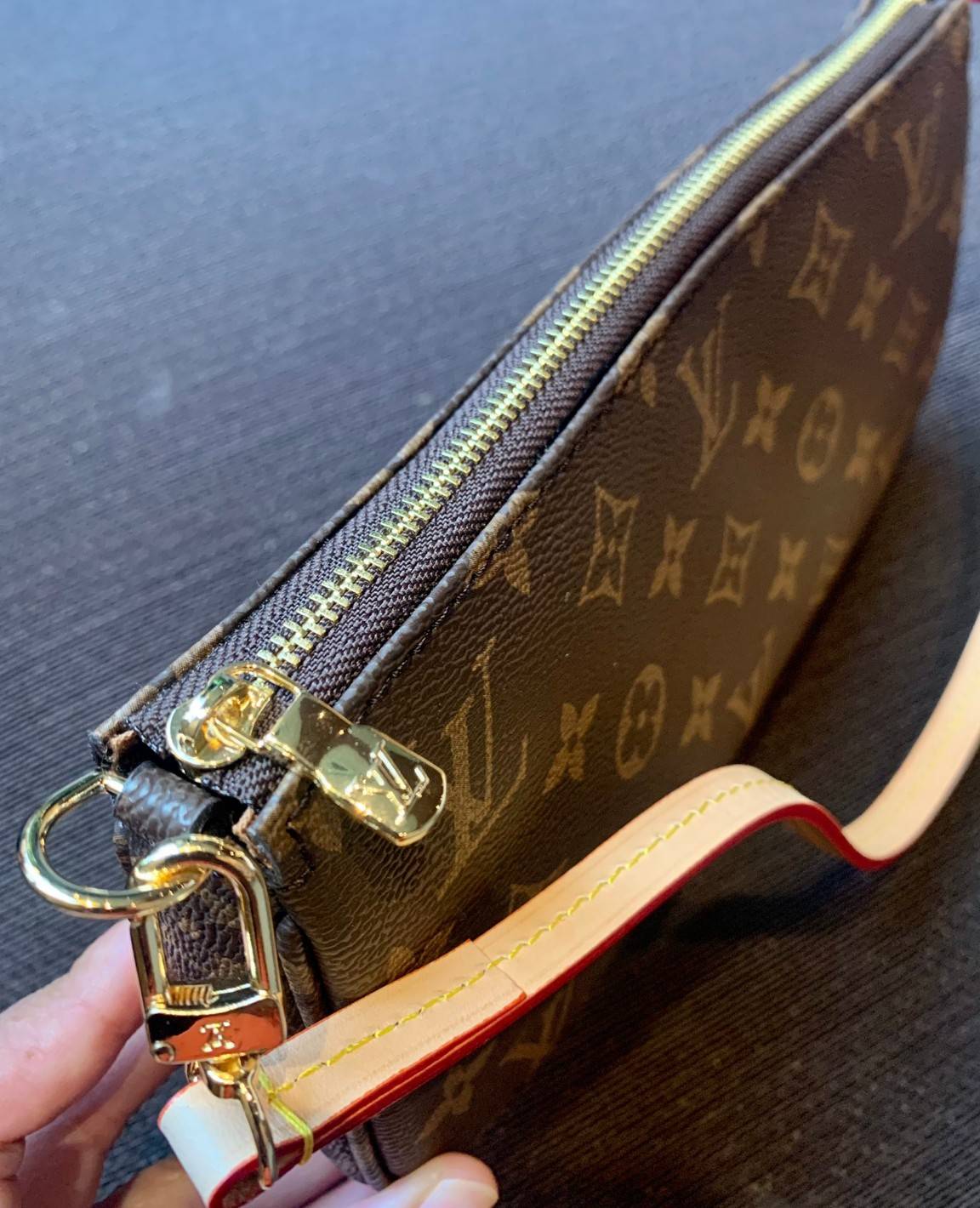 น้องน่ารักน่าใช้มากๆค่ะ LOUIS VUITTON POCHETTE ((Premium Gift Lv)) กระเป๋าหิ้ว//คล้องไหล่//สะพายข้าง//หรือถือแบบคลัท ชิลๆได้เลยค่า หนังแกะแท้นิ่มสวย เปิดปิดกระเป๋าแบบซิป ภายในสามารถใส่กระเป๋าเงินใบกลางได้; มือถือได้;พาสปอร์ตได้;ของจำเป็นจุกจิกสาวๆได้เยอะเ