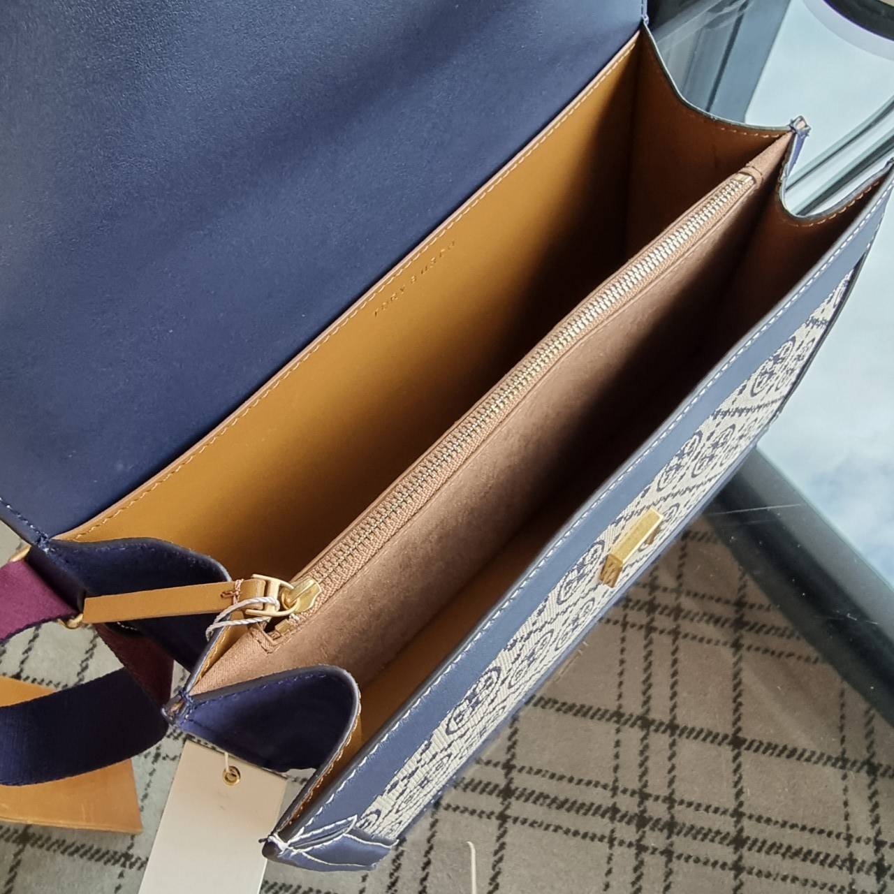 Tory burch t monogram jacquard shoulder bag คอลเลคชั่น T Monogram สำหรับคอลเลคชั่นฤดูใบไม้ผลิ 2021 เราสร้างสรรค์ลายโมโนแกรมที่ได้รับแรงบันดาลใจมาจากลวดลายการถักทอผ้าห่มของชาว Pennsylvania Dutch แบบดั้งเดิม เป็นการเฉลิมฉลองโลโก้สุดไอคอนนิคของแบรนด์ โดดเด่น