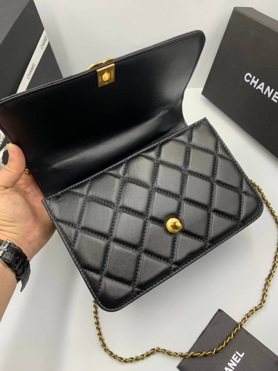 หนังแท้ VIP GIFT CHANEL CLASSIC CROSSBODY CHAIN IN BLACK BAG งานหนังแกะสีดำสุดคลาสสิก เรียบหรู มีกิมมิกน่ารักๆ หนังฟูทุกช่องสวยมากๆ อะไหล่สีทอง สวยสุดๆ เลยค่ะ