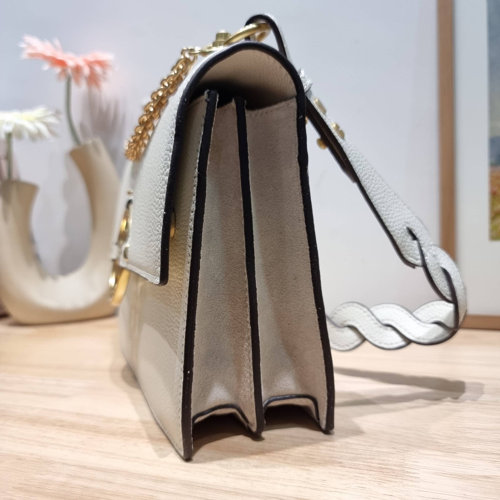 TORY BURCH MILLER SHOULDER BAG / Tory Burch Bag รุ่นยอดนิยม รุ่นหายาก รุ่นที่สาวๆตามหา ใบนี้เลย!! สวยหรู ผู้ดีทุกสี กระเป๋าสะพายไหล่ ดีไซน์อยู่ทรง คลาสสิคแฝงความหรูด้วยโลโก้สีทองอร่ามโดดเด่น