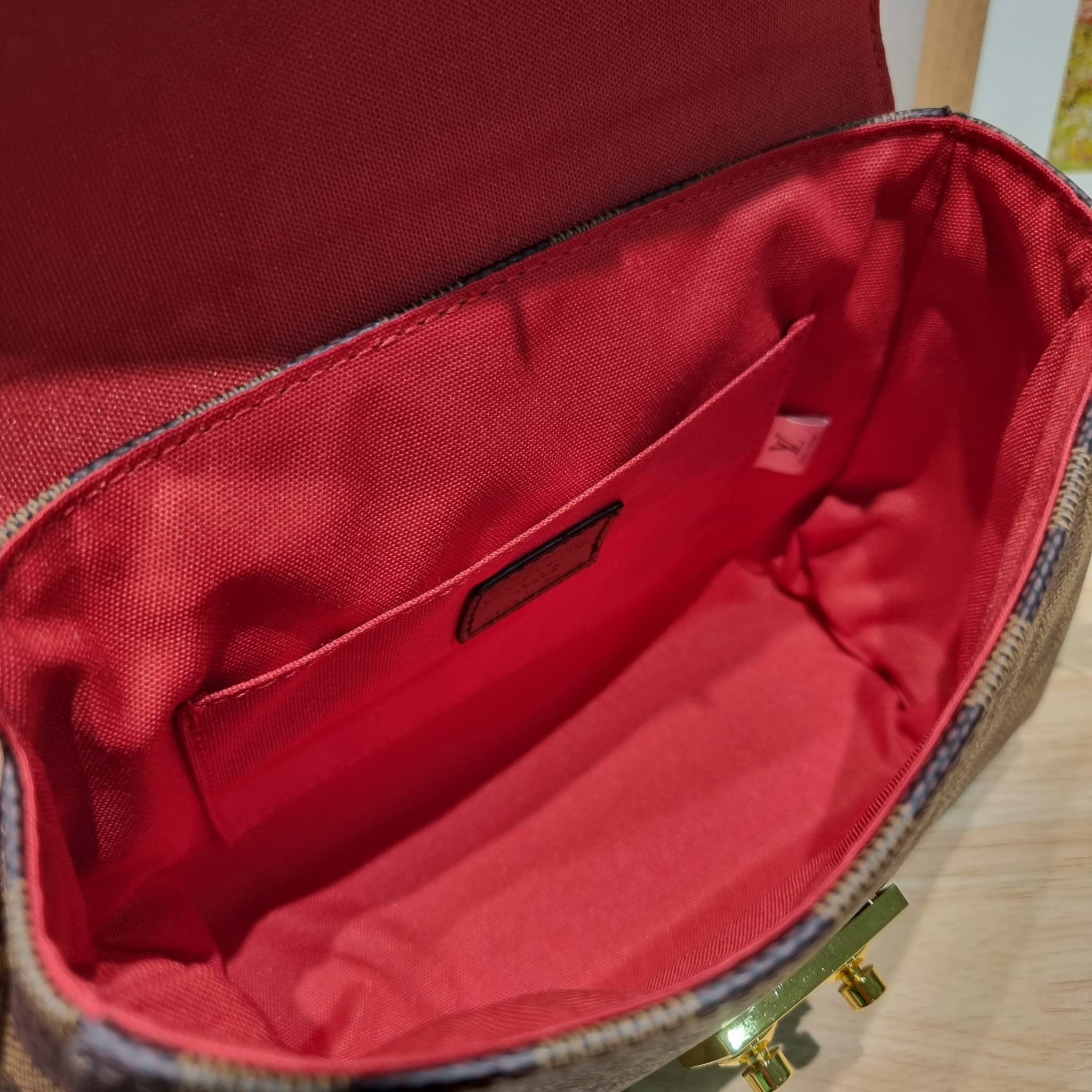 LV CROISETTE CROSSBODY BAG ให้สาวๆได้สวย ในราคาจับต้องได้ กับกระเป๋าสะพายข้าง ดีไซน์ลวดลายตารางเอกลักษณ์ คลาสสิคแต่ดูผู้ดี วัสดุหนังแคนวาส เปิด-ปิดด้วยตัวล็อคแน่นหนา ภายในโล่งกว้าง ใส่ของสำคัญได้ครบถ้วน สายสะพายถอดออกได้ ปรับได้ มีหูจับในตัว ถือเก๋ๆ หรือจ