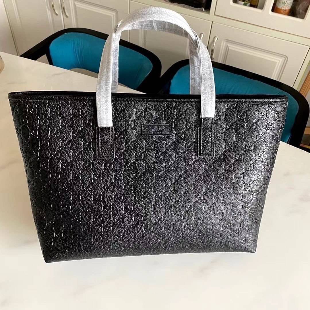หนังแท้ Gucci GG Supreme black tote Shopping Bag กระเป๋าทรง neverfull ยอดฮิต รุ่นนี้ใช้หนังเยอะมาก คุ้มสุด งานหนังแท้เมื่อกระทบแสงขึ้นเงาสวยมากๆ ค่ะ สวยหรู จุของได้เยอะ ภายในโล่งกว้าง limited ที่สุด ไม่ควรพลาดเลยค่าาา