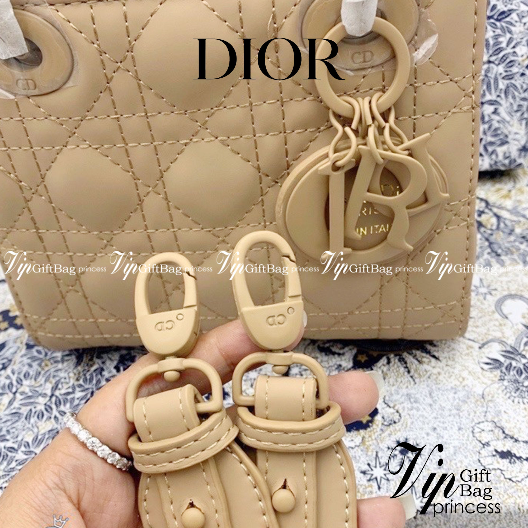 DIOR CD LADY BAG / Christian Dior Lady Dior Ultra-Matte Bag พร้อมส่ง 6 โทนสีพาสเทลหวานๆ น่ารักละมุน ตัวห้อยโลโก้โทนสีเดียวกับกระเป๋า น่ารักมากค่ะ ดีไซน์เรียบง่าย แต่แฝงไปด้วยความหรูหรา วัสดุหนังแท้ ทรงกล่องคลาสสิค มีหูจับในตัวและสายครอสบอดี้สุดเลิศ ที่มาพ