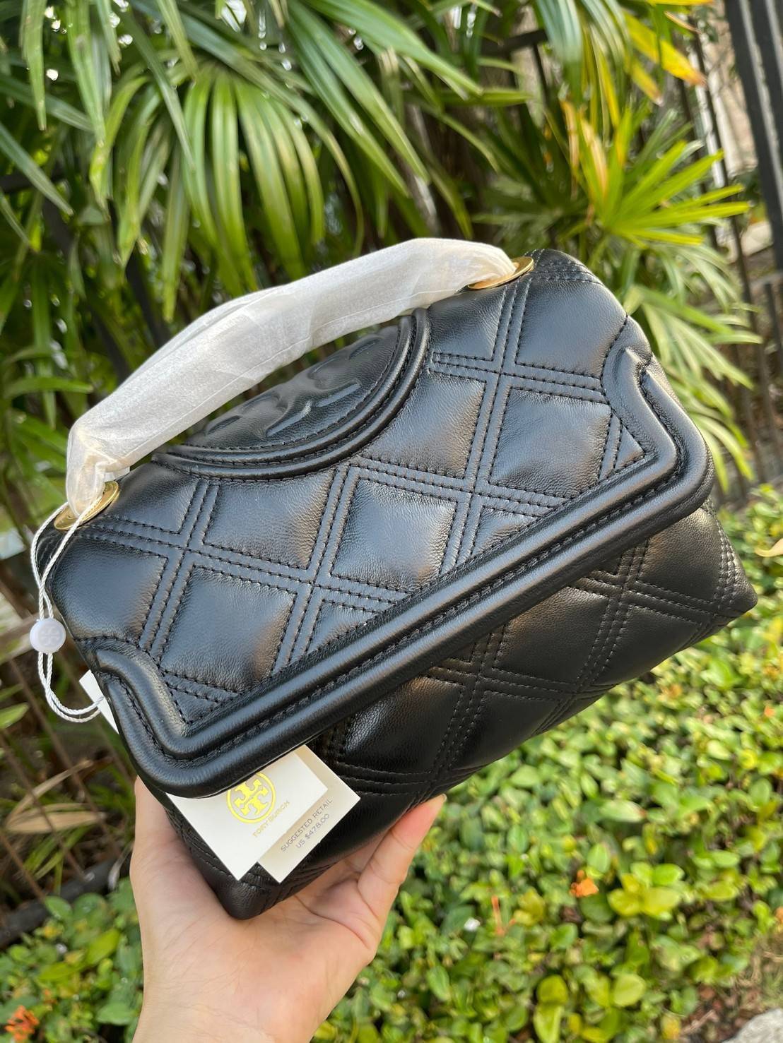 ของแท้ 💯% Tory burch Fleming Soft Small Convetible Shoulder bag กระเป๋าเฟลมมิ่ง (Fleming) สุดคลาสสิค ทำจากหนังนุ่มกับเทคนิคการเย็บแบบควิลท์ เพิ่มความเป็นเอกลักษณ์ด้วยโลโก้ลายดับเบิ้ล