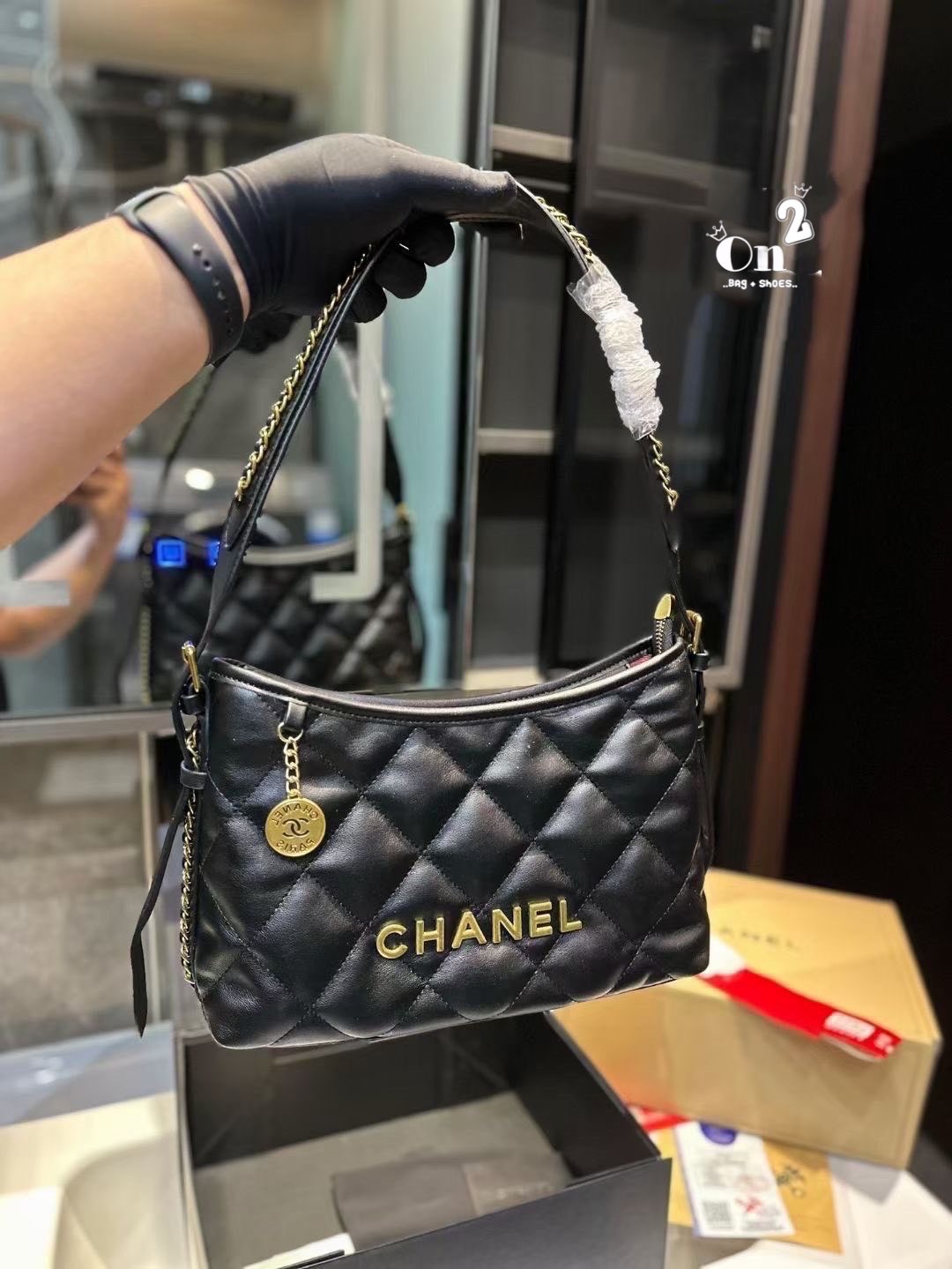 CHANEL HOBO BAG Shoulder Bag กระเป๋าสะพายทรงโฮโบ หนังลายตาราง โลโก้CC Iconic ด้านบนแบบเปิดปิดด้วยซิป สายโซ่ทองสวยหรูใช้งานสะดวกกำลังน่ารักเลยค่ะ