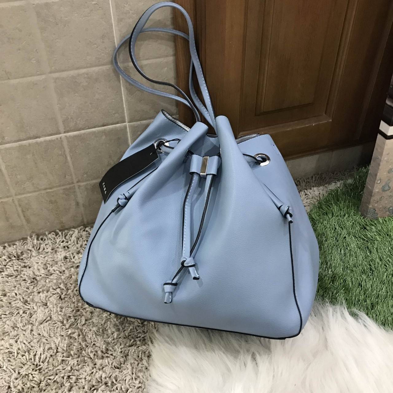 Zara bucket bag crossbody ใหม่ล่าสุดจากแบรนด์ Zara กระเป๋าสะพายทรง bucket สีสด หนังนุ่มมากกกก เนื้อดี สามารถสะพายได้ 2 แบบค่ะ แบบแรก shoulder bag ขนาดพอดีไหล่ และแบบที่สอง กระเป๋าสายยาวสามารถสะพายไหล่หรือ cross body ก็ได้ มีสายสะพายยาวมาให้สามารถถอดออกได้