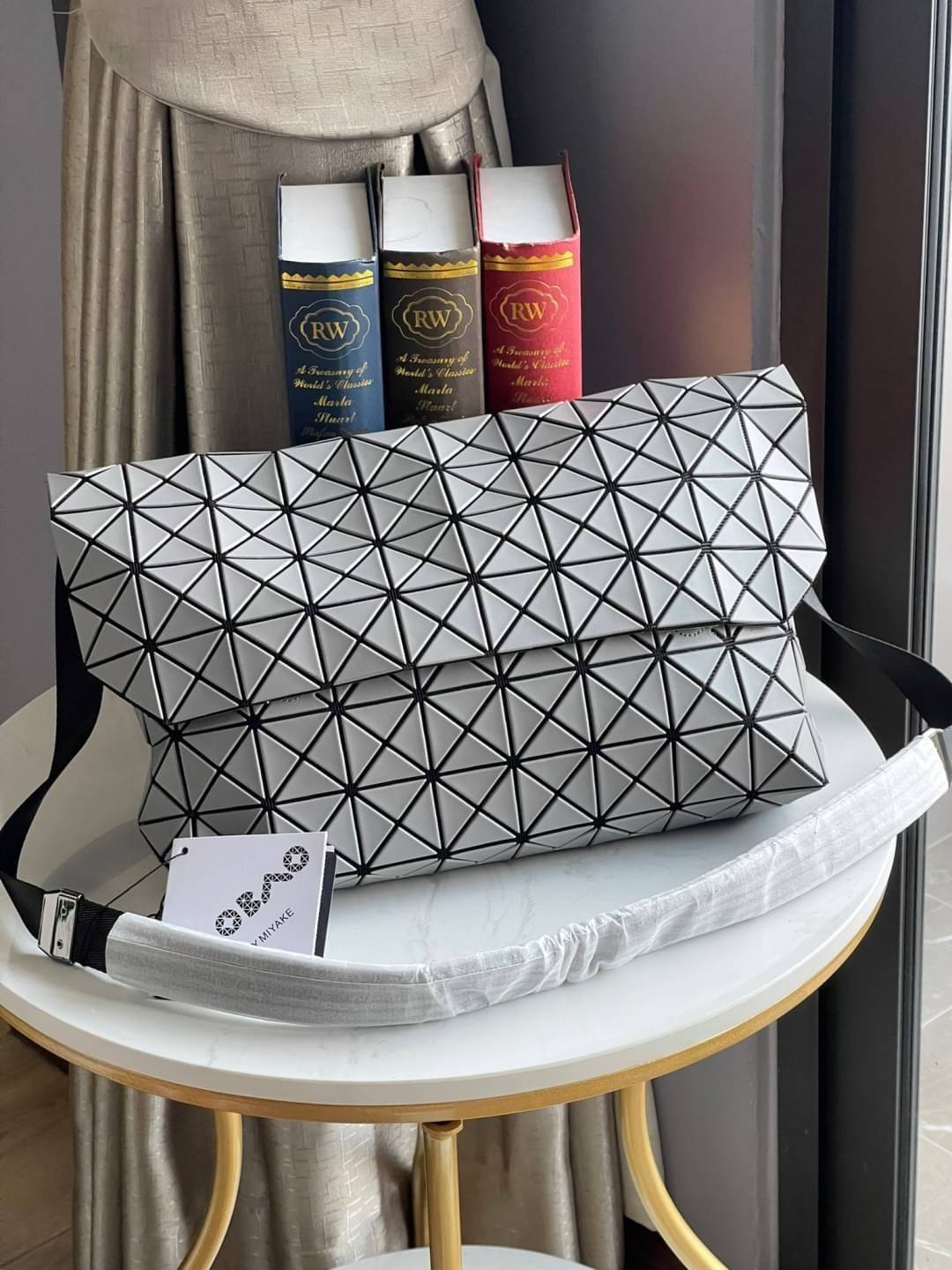 Baobao Issey Miyake Prism Sac ชาวมินิมอลทั้งชายและหญิงต้องถูกใจรุ่นนี้ เพราะ Prism Sac เป็นกระเป๋าแบบ unisex ที่มาพร้อมกับความเรียบง่ายของวัสดุเนื้อแมตต์ แต่ให้ลุคสไตล์เท่แบบคูลๆ โดดเด่นด้วยดีไซน์ที่ออกแบบมาให้ใช้งานที่ง่าย ตอบโจทย์ทุกสถานการณ์ฝาพับแบบเปิ