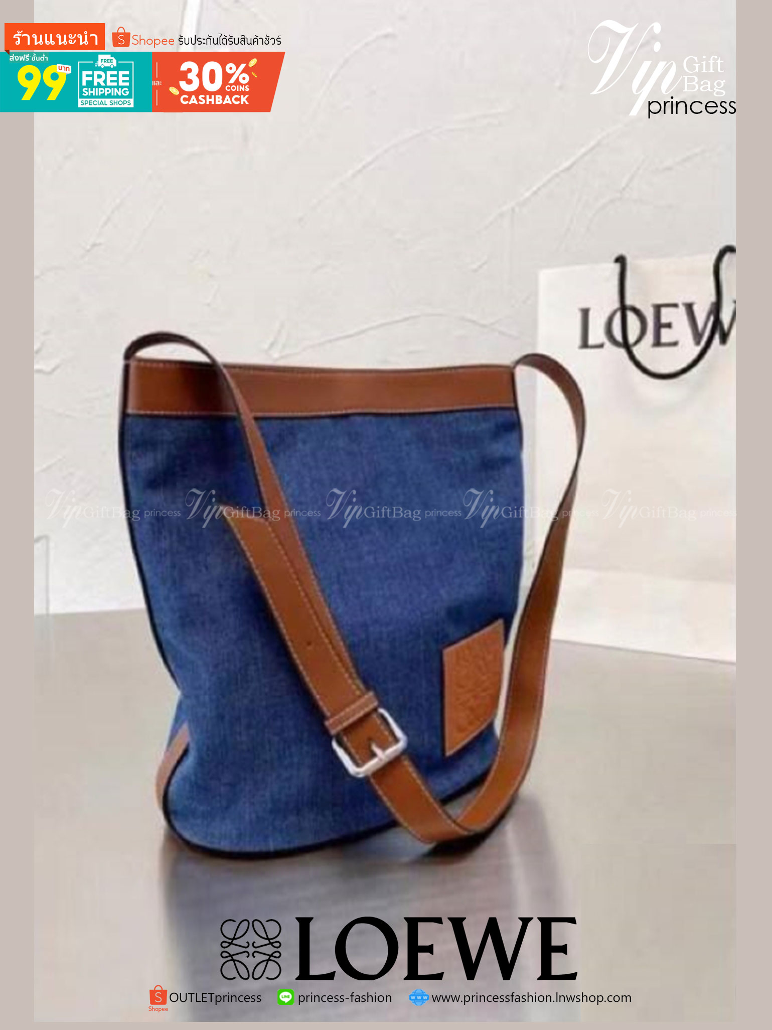 Loewe Denim Tote Bag กระเป๋าใบนี้มาในรูปแบบกระเป๋าทรงโท้ทที่สามารถเลือกใช้งานได้ทั้งแบบคล้องบ่าและแบบ Crossbody ดีไซน์เรียบง่ายไม่ซับซ้อน กระดุมแม่เหล็กเปิด-ปิดกระเป๋า มีช่องซิปเล็กด้านใน สามารถจุของได้เยอะ สำหรับสาวเซอร์ที่ชื่นชอบสไตล์การแต่งตัวอันเป็นเอ