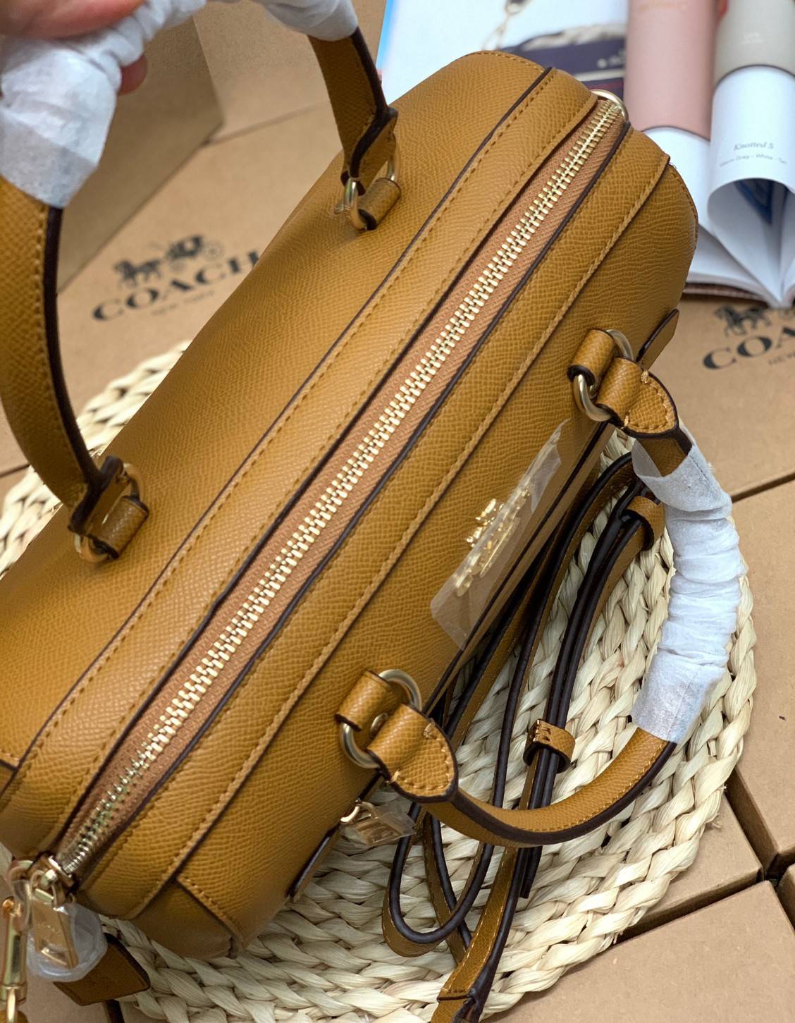 COACH ROWAN SATCHEL BAG ((79946)) กลับมาอีกครั้ง พร้อมสีหายากค่ะ! กระเป๋าหิ้วทรงหมอนสุดฮิตของสาวๆ//สะพายข้างได้ หนังแท้ ลายหนังสวย ทรงสวย ด้านหน้ามีช่องซิปให้หนึ่งช่อง เปิดปิดช่องหลักแบบซิป ภายในกว้างใส่ของจำเป็นของสาวๆได้ครบ มีช่องเล็กและช่องซิปใส่ของจุก