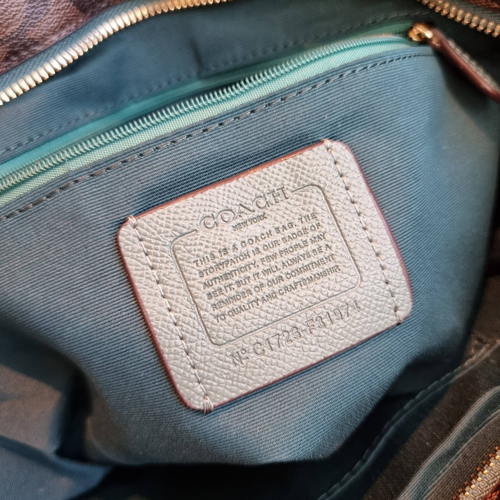 OUTLET 】COACH F58292 CITY ZIP TOTE IN SIGNATURE 16" รุ่นขายดี!! ไซส์ใหญ่ สีสวยมาให้แบบจัดเต็ม!! กระเป๋าถือทรงโท้ทใบใหญ่ สวยน่าใช้ทุกสี สะพายคล้องไหล่ได้เก๋ๆ จุของแน่นๆไปเลยจ้า!! วัสดุหนังแคนวาสคุณภาพ ปากกระเป๋าเปิด-ปิดด้วยซิป กันของหล่นได้ ถือไปไหนก็