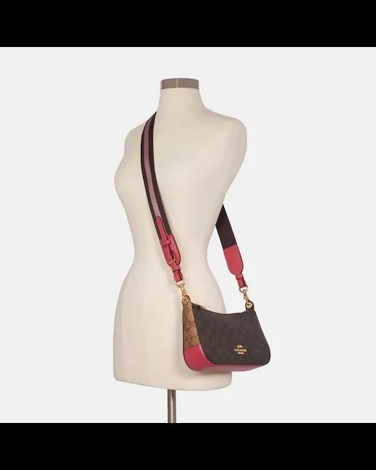 COACH C7264 C6823 C6817 JES BAGUETTE IN SIGNATURE CANVAS คอลเลคชั่นใหม่ล่าสุด พร้อมเสิร์ฟความสวยถึงบ้านเช่นเคย!! กระเป๋าสะพายทรงบาแกตต์ ดีไซน์ย้อนยุค ที่แอบแฝงความเรียบหรูดูแพงอยู่ในตัว โดดเด่นด้วยสายสะพายเส้นใหญ่ โทนสีคอนทราส ทำให้ไอเท็มนี้ดูมีลูกเล่นมาก