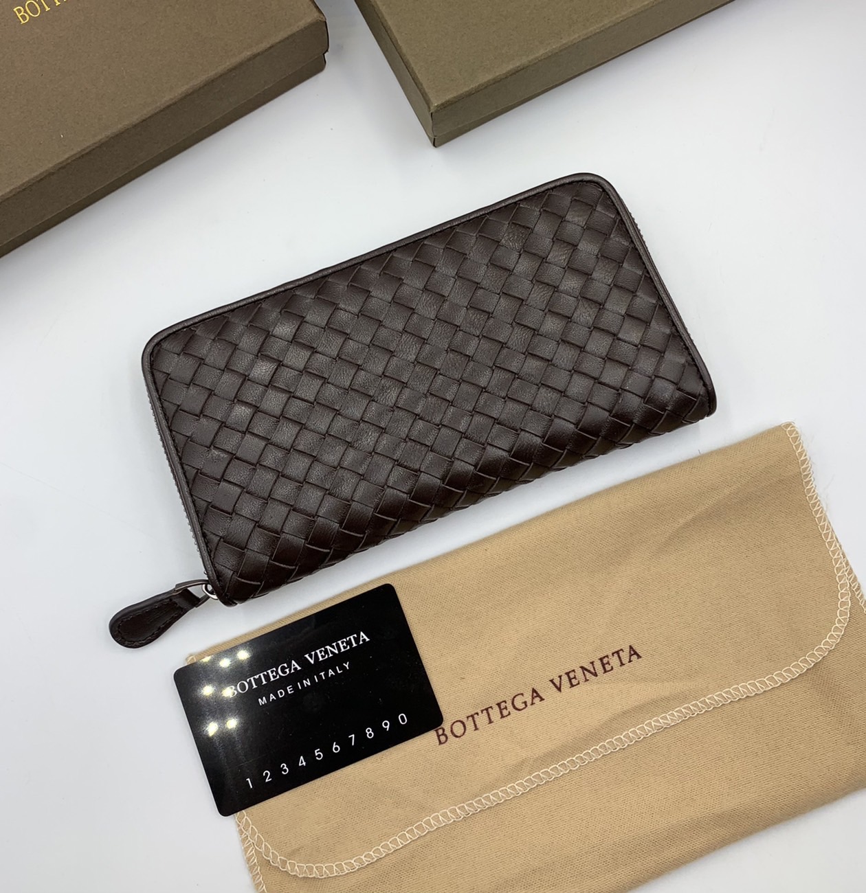 หนังแท้ BOTTEGA VENETA LONG WALLET ZIP AROUND / BV Wallet / BV Long Wallet พร้อมส่งที่ไทย กระเป๋าสตางค์ใบยาวซิปรอบ งานหนังแท้ทั้งใบ รุ่นตามหา เป็นรุ่นยอดนิยม ใช้ได้ทั้งหญิงชาย คลาสสิกหยิบมาใช้งานได้บ่อยที่สุด ใช้ทนทานได้นานภาพสินค้าถ่ายจากงานขายจริง ใช้งา
