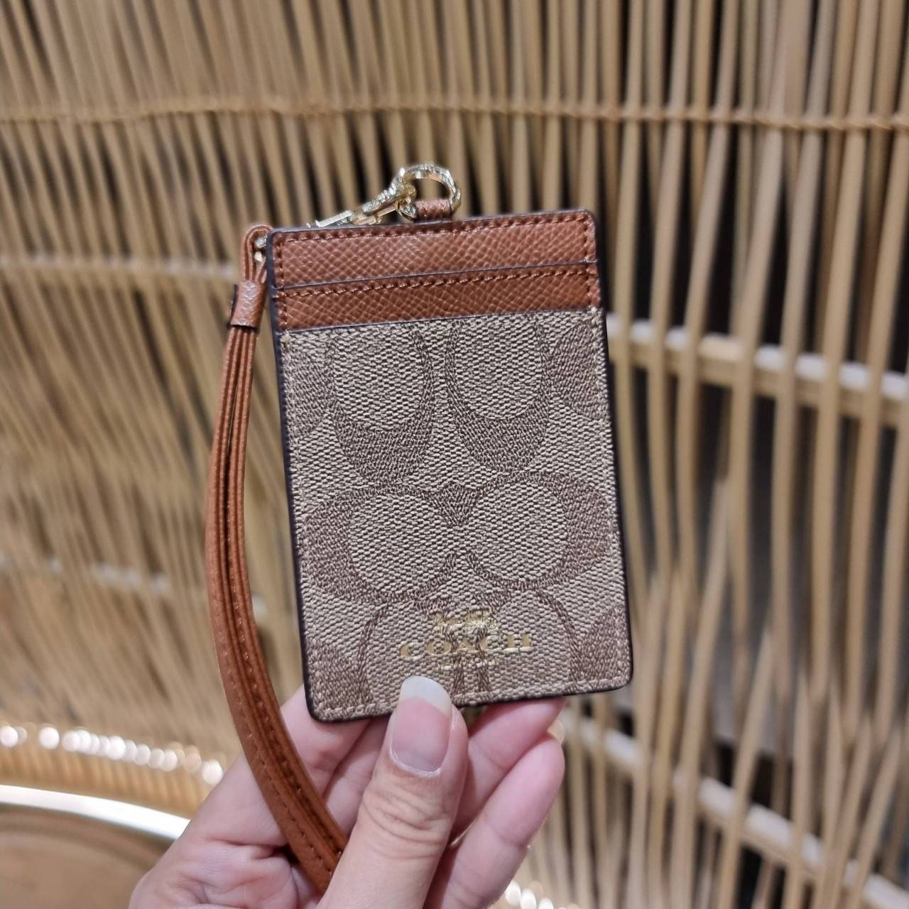 COACH ID LANYARD IN COLORBLOCK SIGNATURE CANVAS ง่ายๆแบบไม่ธรรมดา!! คลาสสิคแต่มีดีเทลโดดเด่น!! กระเป๋าถนอมบัตร พร้อมสายคล้องคอ ดีไซน์ลวดลายสวย ดูดีทุกแบบ ใช้งานง่าย พกพาสะดวก จะใส่บัตรพนักงาน บัตรเครดิต บัตรปชช. ใบขับขี่ และบัตรอื่นๆที่อยากจะใส่!! ตามใจไป