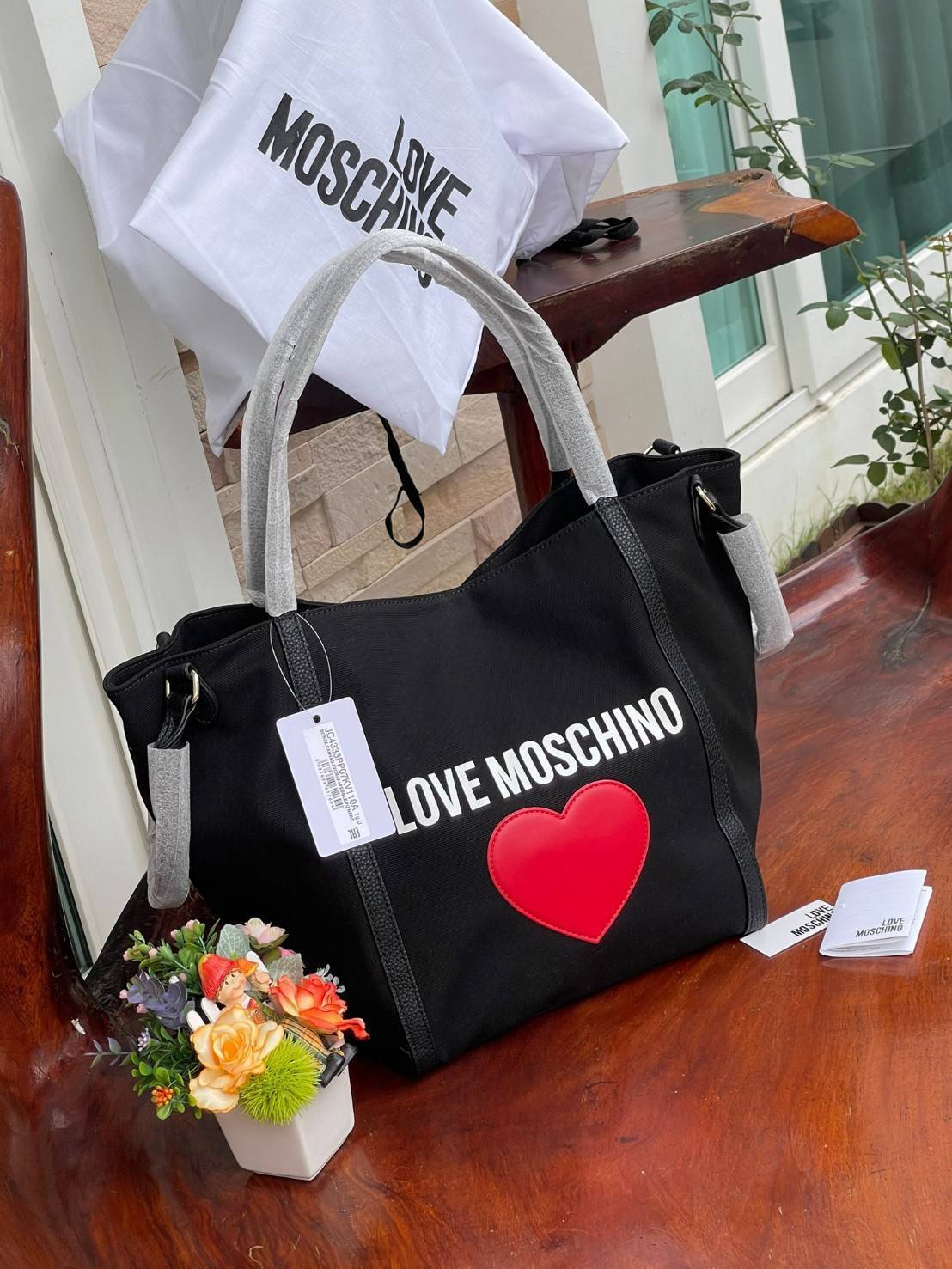 Love Moschino Borsa Donna MOD.JC4333PP07KV VAR.Unica กระเป๋าทรง Tote เป็นกระเป๋าที่สาวๆ ทำงานนิยมมากที่สุด เพราะมีขนาดใหญ่พอเหมาะใส่เอกสารขนาด A4 ใส่ของใช้ของจำเป็นได้ครบสำหรับการใช้งานนอกบ้านใน 1 วัน ถ้าต้องออกไปธุระต่อตอนค่ำก็ยังไม่ใหญ่เทอะทะเกินไป