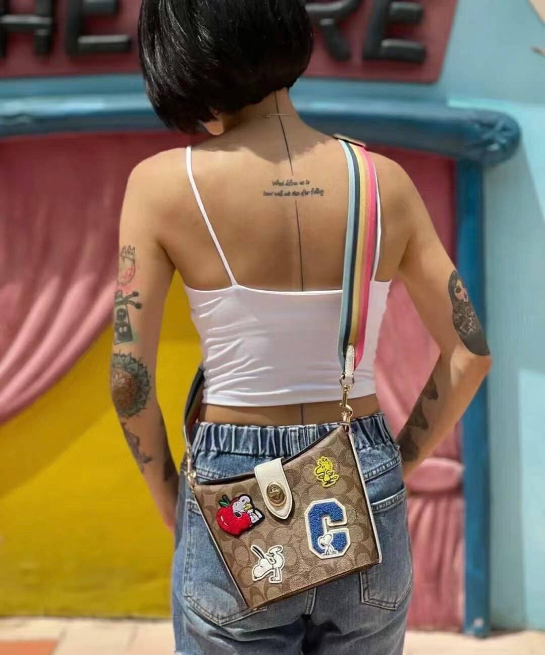 COACH C4113 - COACH X PEANUTS ADDIE CROSSBODY IN SIGNATURE CANVAS WITH VARSITY PATCHES พร้อมส่งทันที่! ลิมิเตทจาก Coach x Peanuts ที่รังสรรค์ลวดลายการ์ตูนลงบนกระเป๋าได้ซุกซนน่ารักดีมากๆค่ะ