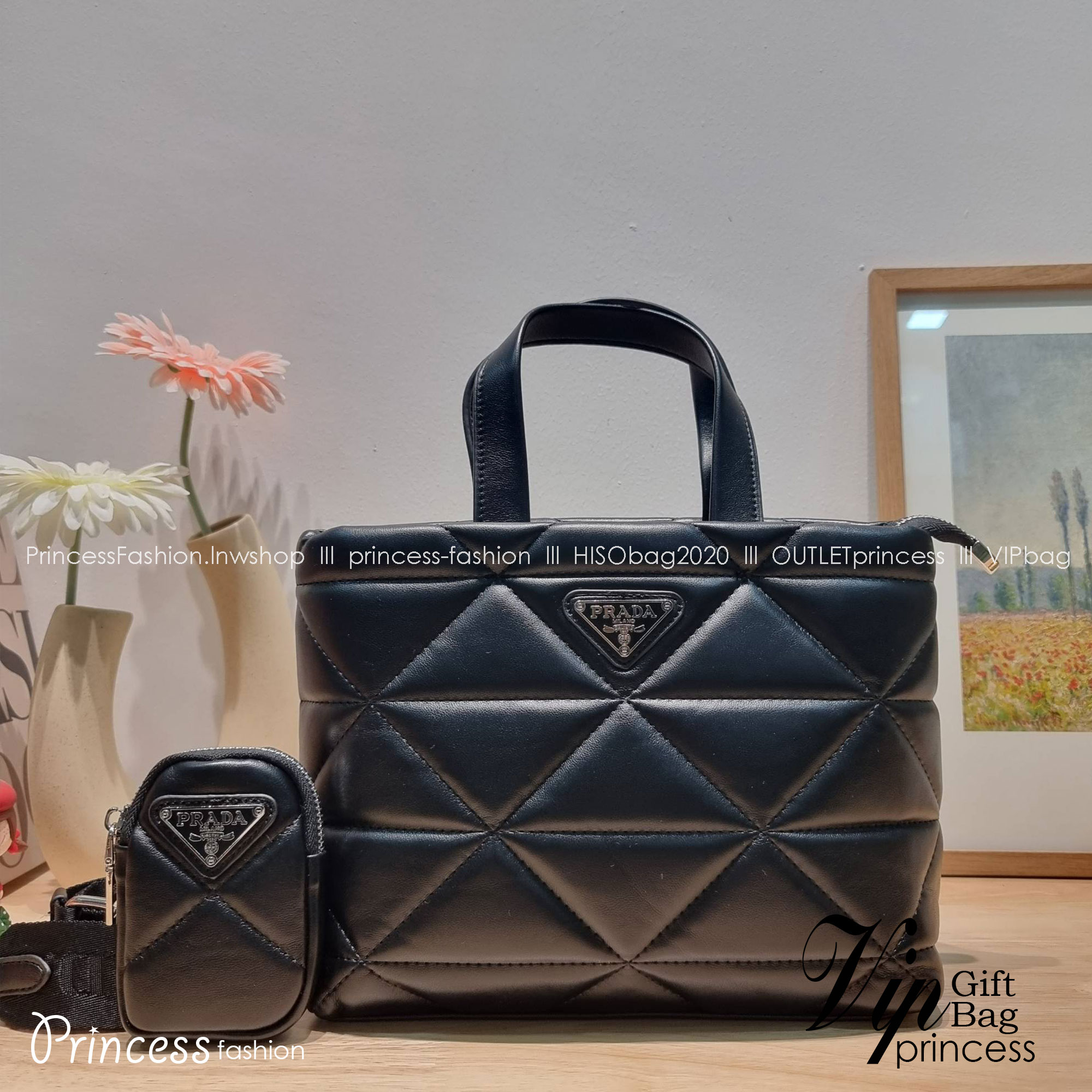 PRADA LEATHER PADDED BAG ใหม่ล่าสุด กับคอลเลคชั่นที่ทำออกมาตอบโจทย์ได้ทุกไลฟ์สไตล์ และเป็นยูนิเซ็กส์ กับกระเป๋าทรงโท้ท ขนาดกำลังดี
