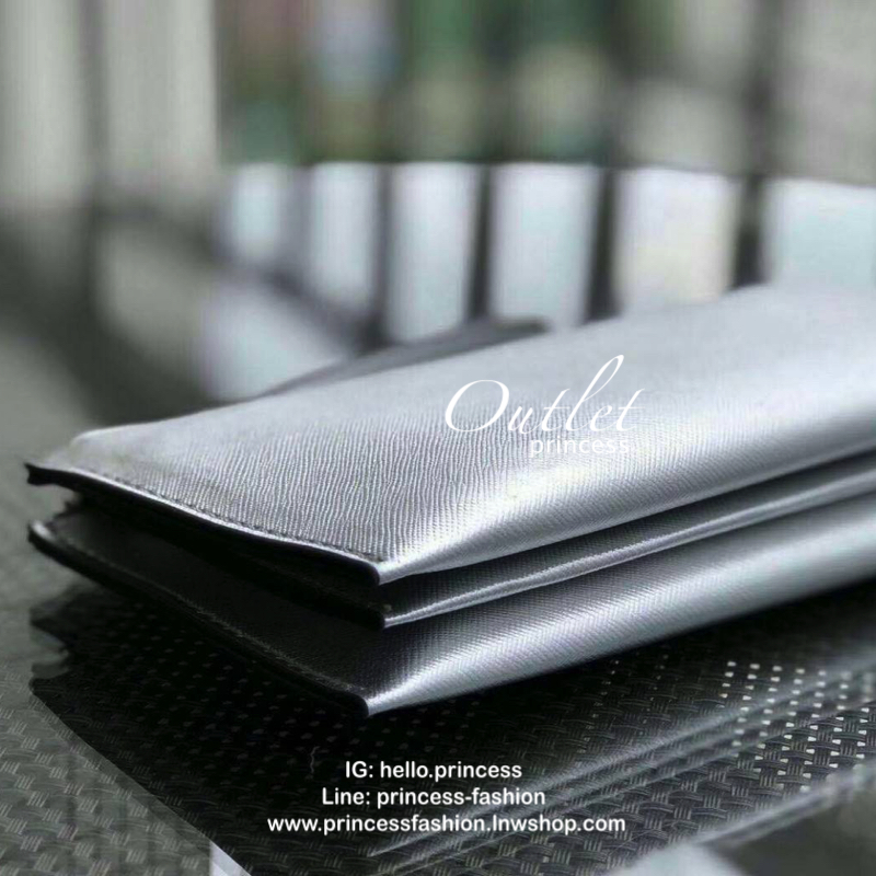 KATE SPADE Wallet Clutch Bag กระเป๋าทรงคลัชสุดคุ้มหนัง Saffiano ด้านหน้ามีโลโก้แบรนด์ มาพร้อมสายคล้องมือ เปิดปิดด้วยซิปสะดวกใช้ สามารถใส่แทนกระเป๋าสตางค์ใบยาว ภายในแบ่งออกเป็น3ช่องหลัก มีช่องใส่บัตร เครื่องสำอาง เครื่องเขียน เหรียญ ไส่ไอโฟนพลัส ได้ค่ะ มีก