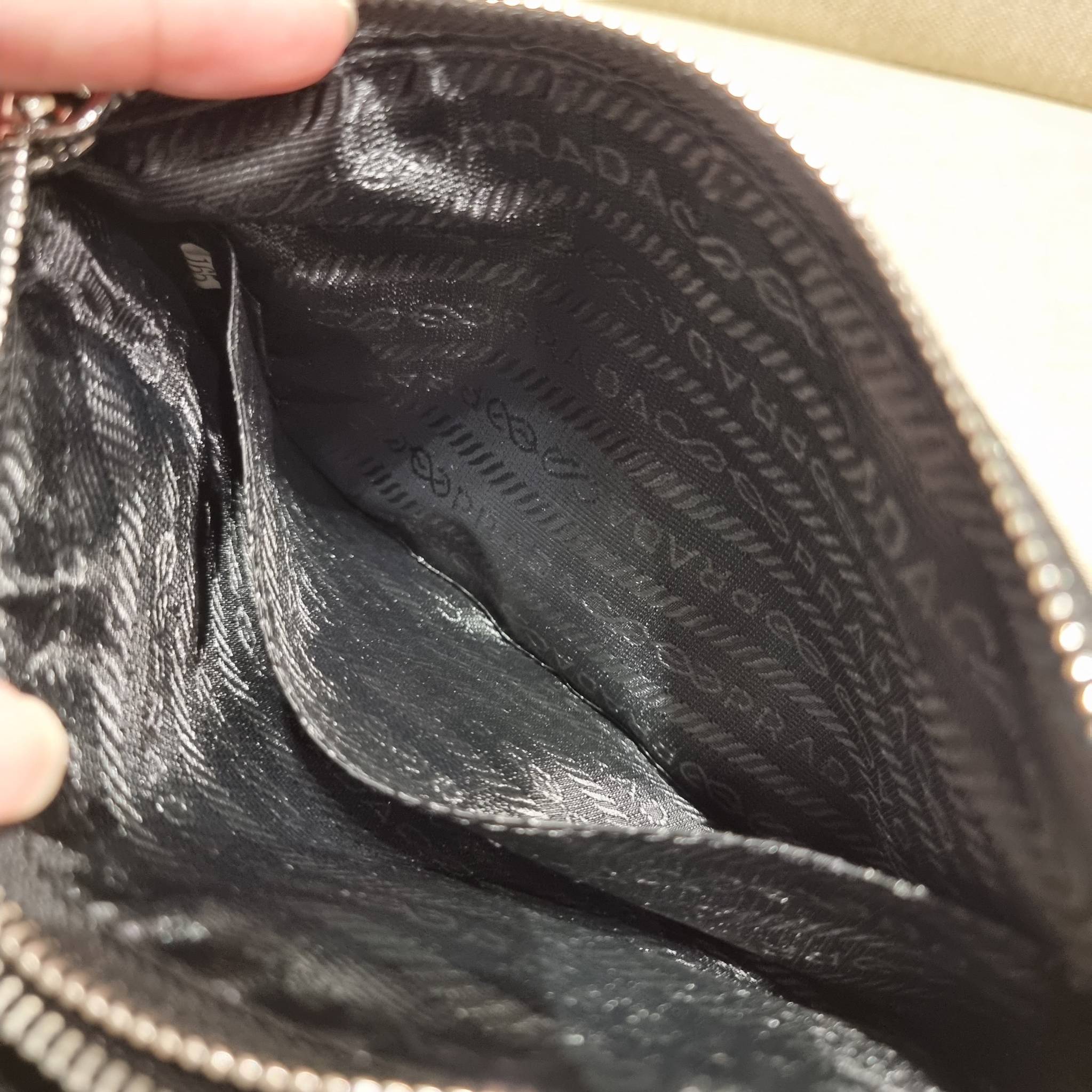 PRADA RE-EDITION 2000 RE-NYLON SHOULDER BAG ไอเท็มสุดโปรด unisex กระเป๋าสะพายข้าง ดีไซน์เรียบง่าย แต่มีความหรูในตัว รูปทรงพกพาสะดวก หยิบใช้ได้ในทุกๆวัน อีกหนึ่งคอลเลคชั่นขายดี วัสดุผ้าไนล่อนคุณภาพ พร้อมใบลูก ไว้ใส่เหรียญ ใส่กุญแจได้สารพัด เปิด-ปิดด้วยซิปห