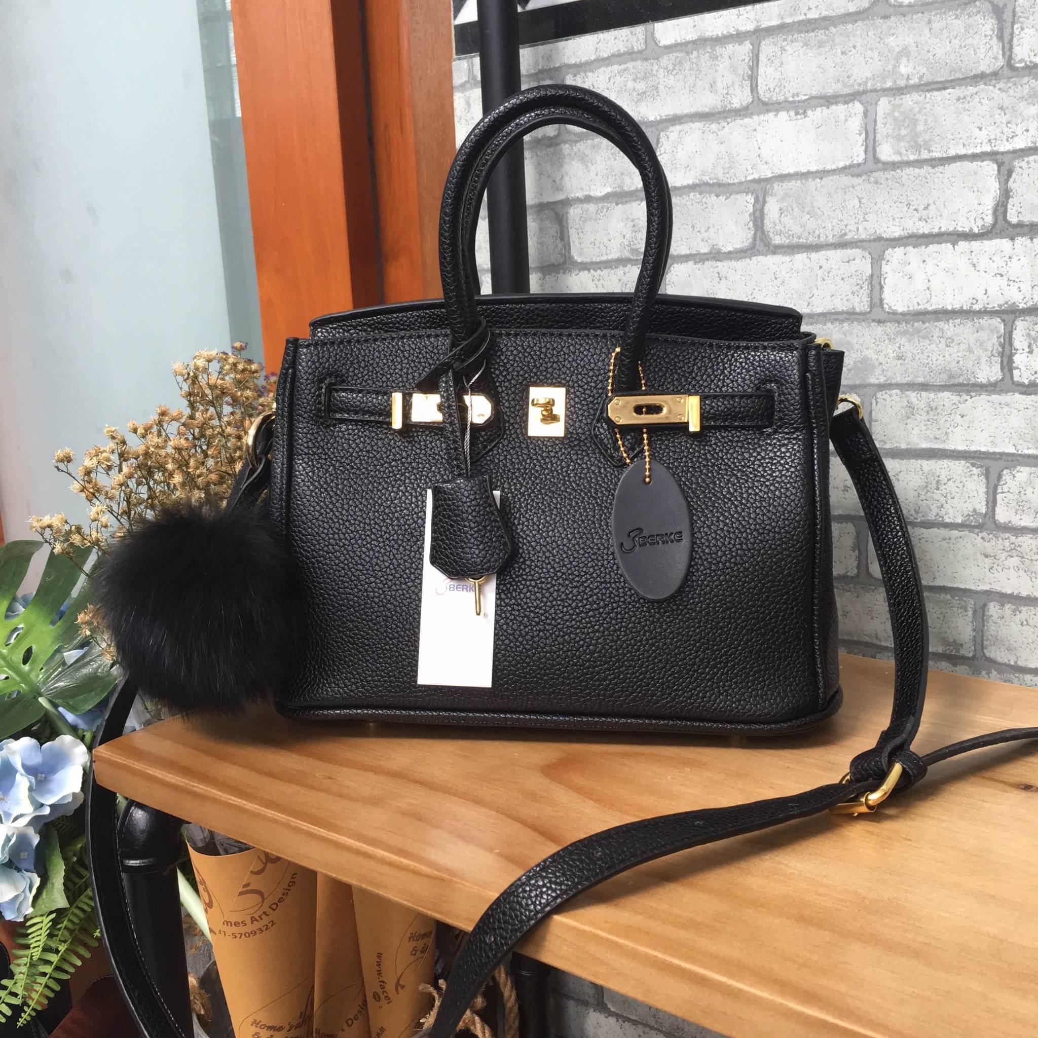 งานแท้ชนช้อป New arrival! ขนาด 10 นิ้ว จากแบรนด์ Berke กระเป๋าทรงสุดฮิต ตัวกระเป๋าหนัง Pu ดูแลรักษาง่าย ลายหนังสวยหรูมากๆคะ น้ำหนักเบา ตัวกระเป๋า ปรับได้ 2 ทรง ทรงรัดสายคาด กับ ถอดออกได้ ภายในบุด้วยหนัง PU เนื้อดี มีช่องใส่ของจุกจิกได้ ใบจริงสวยมาก
