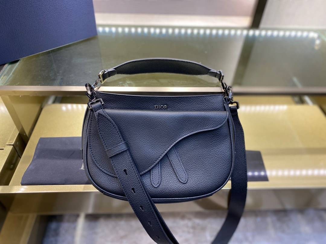 CHRISTIAN DIOR BLACK GRAIND GALFSKIN MINI SADDLE SOFT BAG / Dior Messenger Bag เกรดใช้งานสลับของแท้ เกรดออริจินอล ภาพสินค้าถ่ายจากงานขายจริง ใช้งานต่างประเทศได้