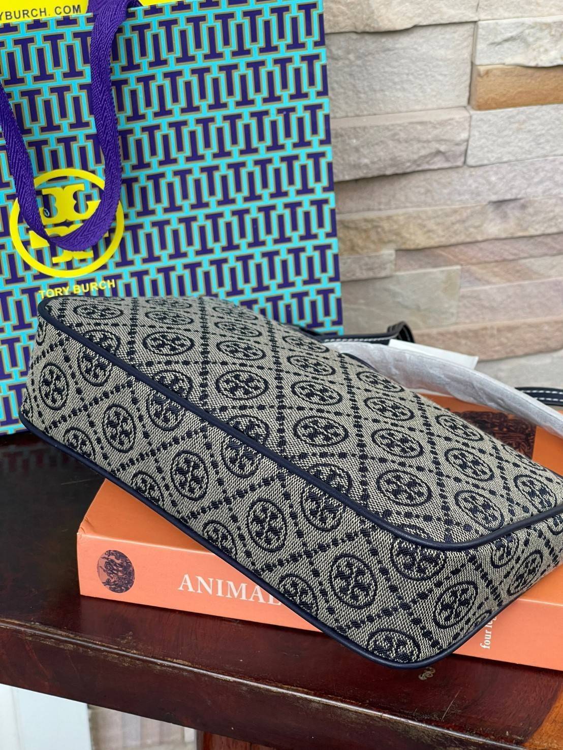 Tory burch T Monogram Jacquard Studio Bag กระเป๋า T Monogram Studio รูปทรงกระทัดรัด มาในสไตล์มินิมอลที่ถูกรังสรรค์อย่างปราณีตด้วยผ้าทอ jacquard เพื่อเฉลิมฉลองโลโก้กราฟฟิก ลวดลายสวยเด่น ดูสะดุดตา ใช้งานได้หลายรูปแบบ การแมทช์กระเป๋าให้เข้ากับการแต่งตัวทุกวั