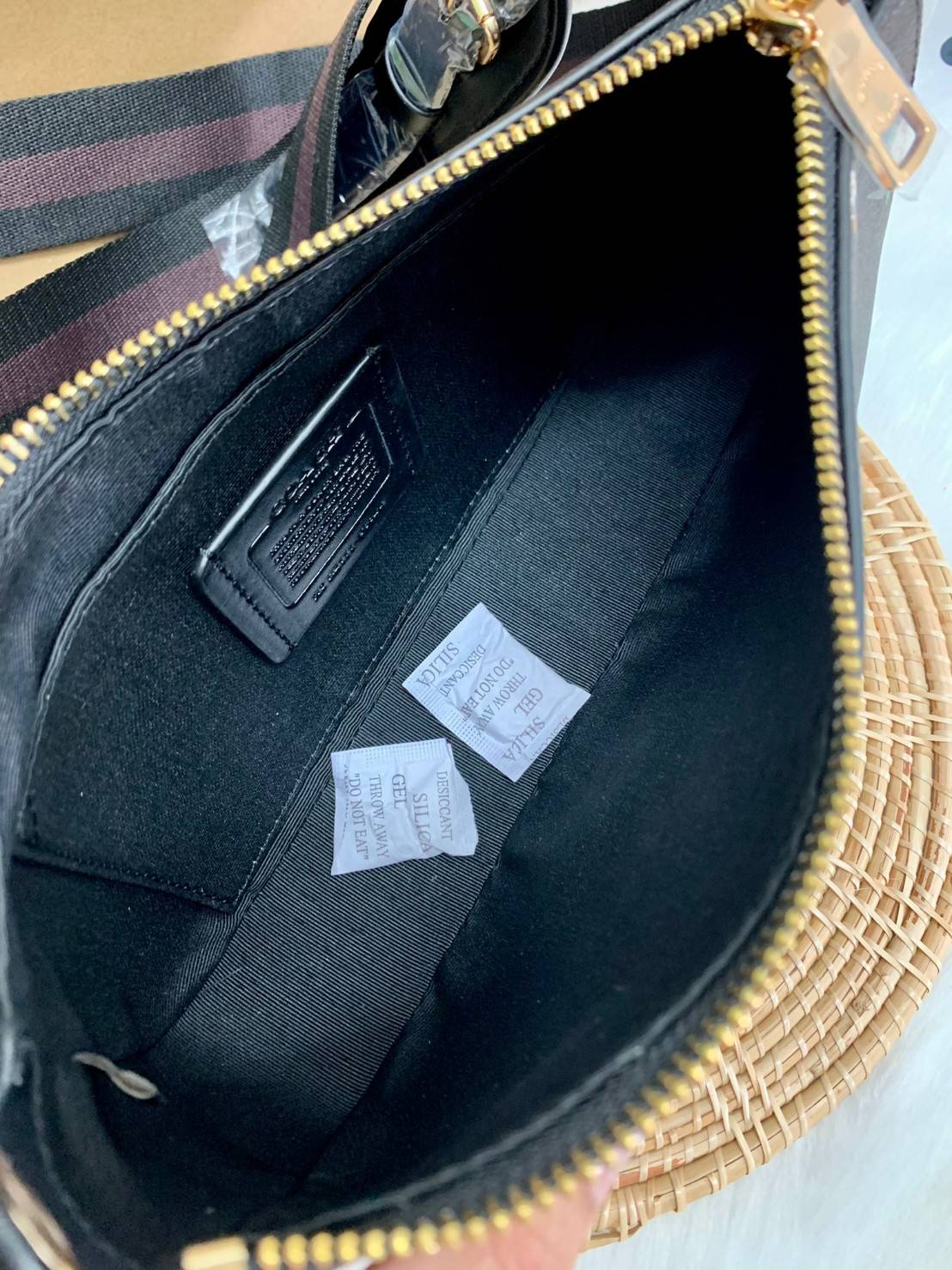 NEW ARRIVAL! นาทีนี้ต้องมีแล้วค่ะ ต้อนรับหน้าหนาวกันน! COACH JES BAGUETTE IN SIGNATURE CANVAS WITH COACH RADIAL RAINBOW ((C6817)) พร้อมส่งที่ไทย สิคค้าเข้าใหม่ค่ะ! กระเป๋าสะพายครอสบอดี้ร์ หนังแท้ น้ำหนักเบา เปิดปิดกระเป๋าแบบซิป ภายในสามารถใส่กระเป๋าเงินใบ