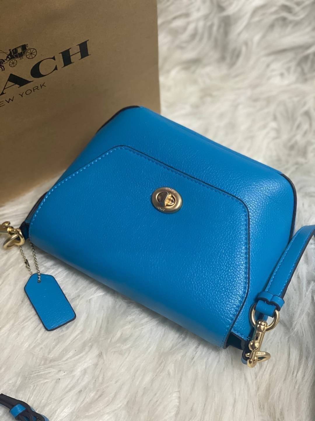 คอลเลคชั่นใหม่ ทั้งสวยทั้งคุณภาพค่ะ😘 COACH KARLEE CROSSBODY BAG 💐พร้อมส่ง ได้ไปไม่ผิดหวังแน่นอนค่ะ! สวยๆแบบคนดังระดับโลกกันค่าา กระเป๋าสะพายแบบครอสบอดี้ร์ หนังแท้นิ่มสวยงามมากๆค่ะ รูปทรงน่ารักกระทัดรัด เปิดปิดกระเป๋าแบบหมุนล็อค ภายในสามารถ