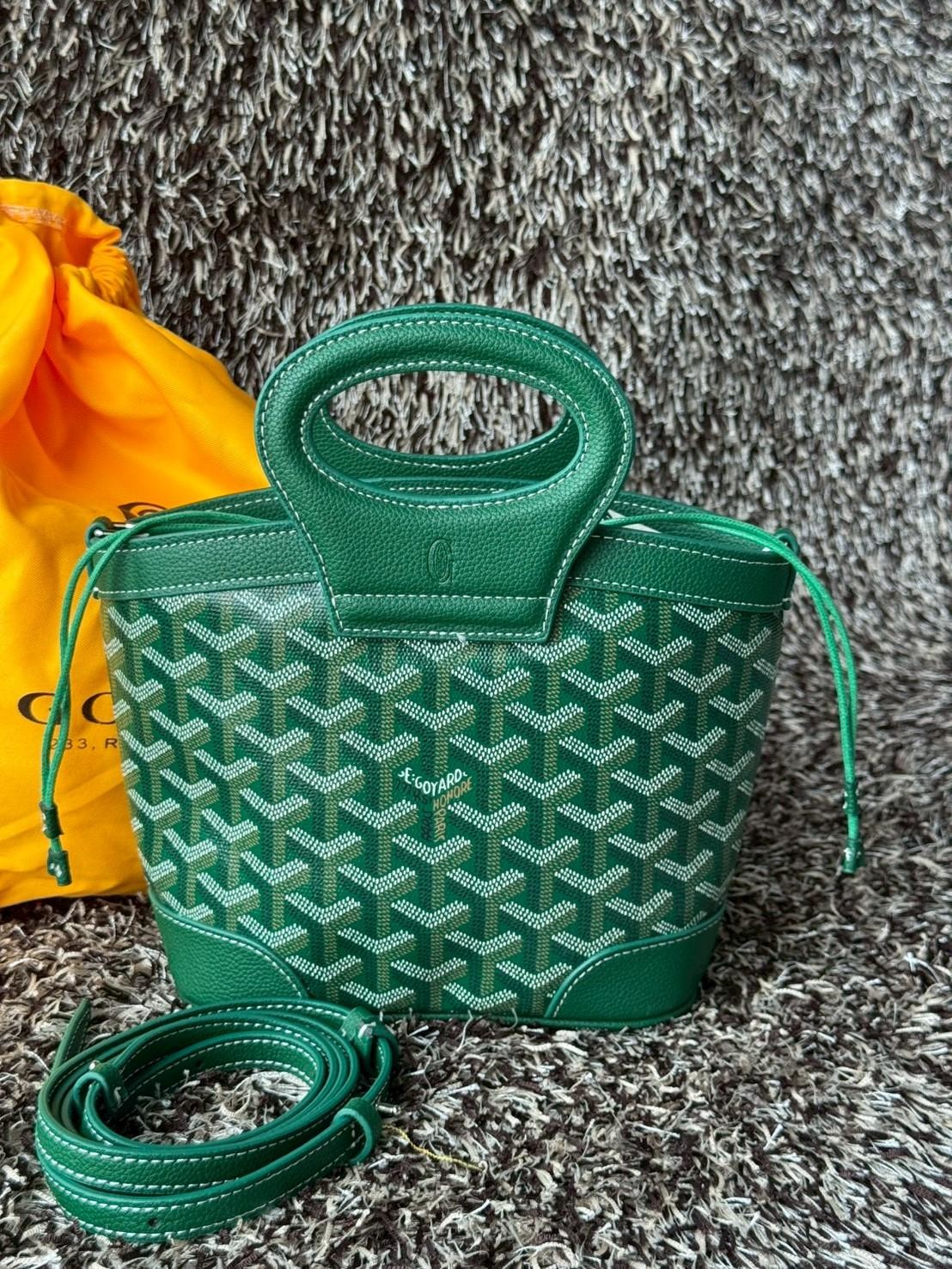 Goyard Beluga Mini Bag กระเป๋าสะพายทรงบัคเก็ต หูจับในตัว ภายในเป็นเชือกรูด น่ารักเกินต้าน เหมาะมากกับสาวๆสายแต่งตัวน่ารัก ขนาดกำลังพอดีไม่เล็กไม่ใหญ่เกินไป ควรมีมากค่า