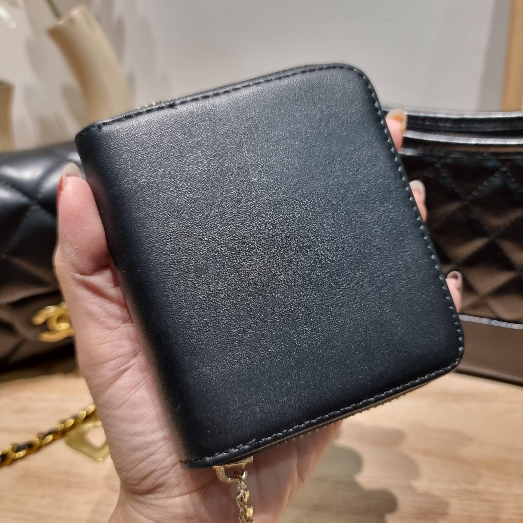 CHANEL GIFT SET สุดหรูชวนให้สะสมส่งท้ายปี กับไอเท็มลิมิเต็ดและ best seller พร้อมเสิร์ฟครบชุด สุดคุ้ม มาพร้อมกระเป๋าสะพายถึง 2 ใบ เด็ดทั้งคู่ๆ วัสดุหนังวัว และยังไม่พอ มีกระเป๋าสตางค์แถมให้ไปอีก 1ใบ สวยครบจบในเซ็ทเดียว!!