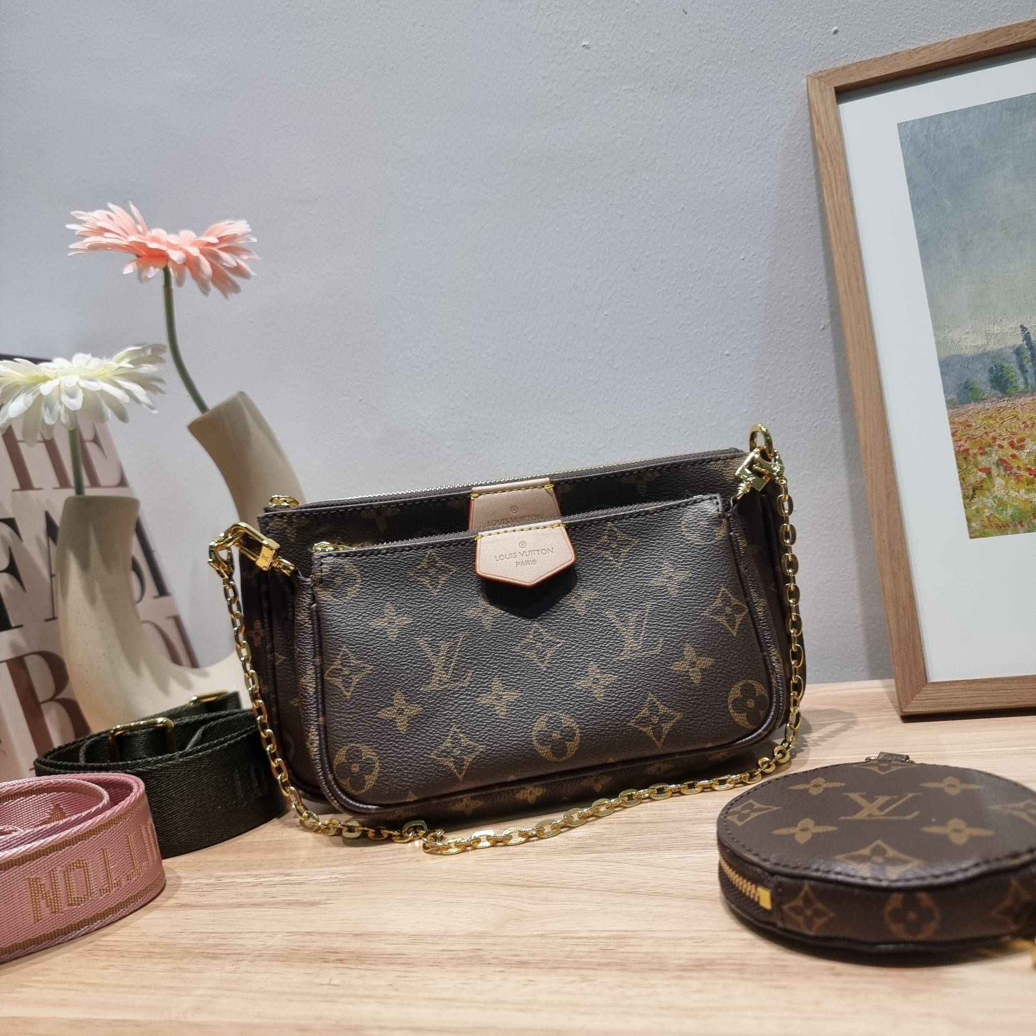 Set 4 ชิ้น LV Multi Pochette Bag New in!! กับ box set ชวนสะสม ที่จับเอารุ่นยอดฮิต มามิกซ์รวมกับไอเท็มสุดคุ้มของมันต้องมี!! จัดเรียงให้อยู่ในกล่องสุดหรู ไม่ว่าจะตัวกระเป๋า กระเป๋าสตางค์ กระเป๋าจิ๋ว ใบไหนๆก็นำมาใช้งานได้จริง คุ้มค่ามากๆ แถมฟรี! ริบบิ้นลายลิ