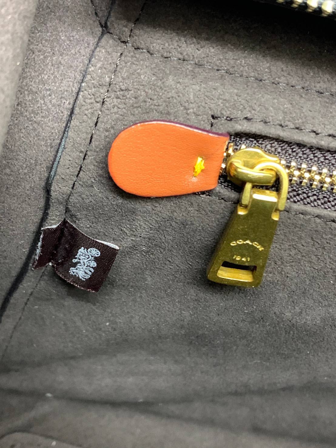 COACH COURIER CARRYALL 23 IN COLORBLOCK SIGNATURE CANVAS พร้อมส่ง 7 แบบ พร้อมส่ง ลุคดูไฮสุดๆค่ะ! กระเป๋าสะพายหนังหรูหราและคลาสสิค หนังแท้ชั้นดีที่สุด น้ำหนักเบา หนังสวยมากก สัมผัสแล้วหลงรักแน่นอนจ้าา😘