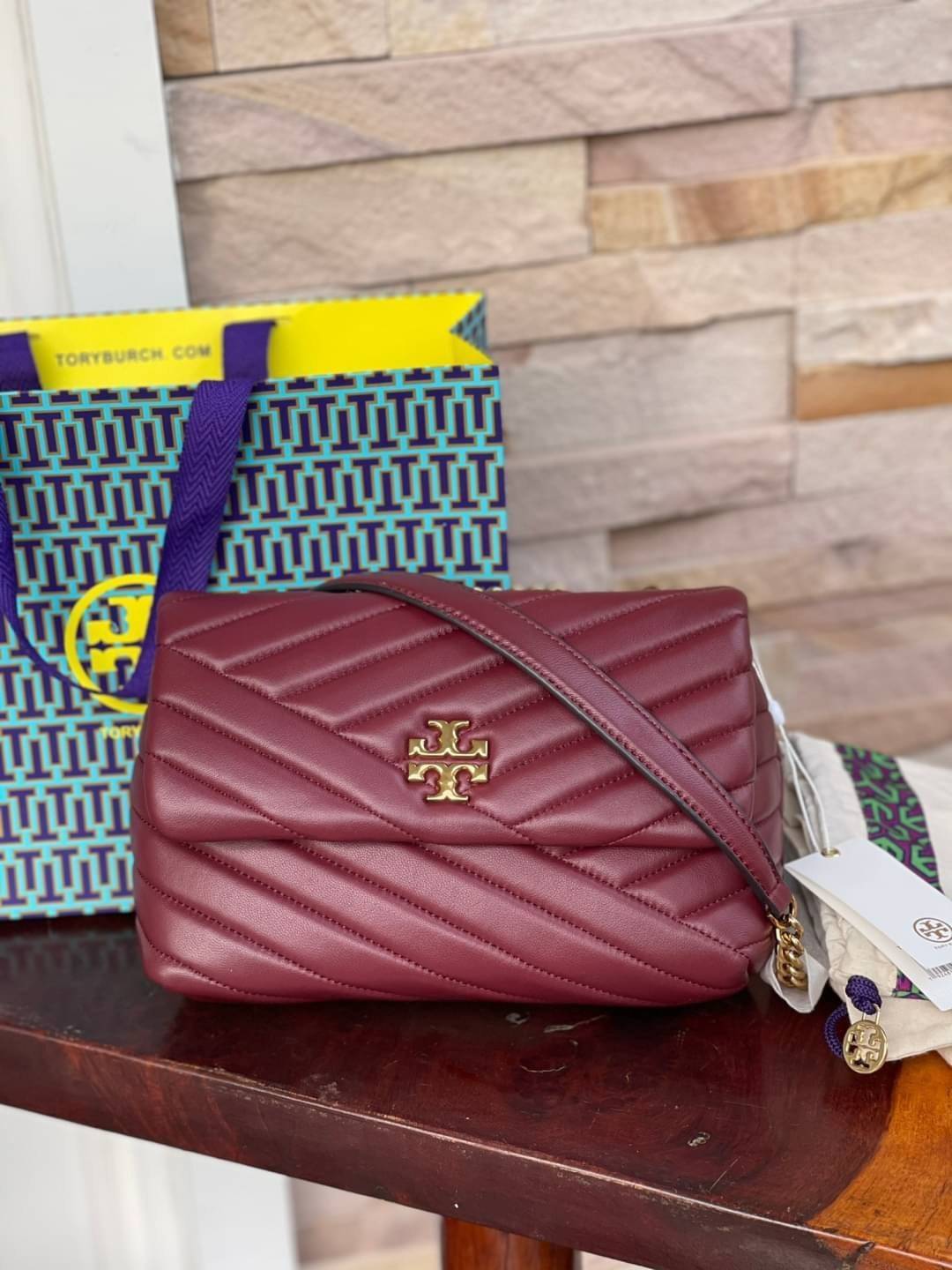 Small : Tory Burch Kira Chevron Small Convertible Shoulder Bag เป็นกระเป๋าที่ใช้ในการออกงานสำคัญหรือวันที่มีปาร์ตี้สังสรรค์ คุณควรเลือกใช้กระเป๋าที่มีดีไซน์สะดุดตา เพราะจะช่วยยกระดับและเพิ่มเสน่ห์ให้กับตัวคุณเองมากยิ่งขึ้น หากเป็นงานทางการ เช่น งานราตรีสุ