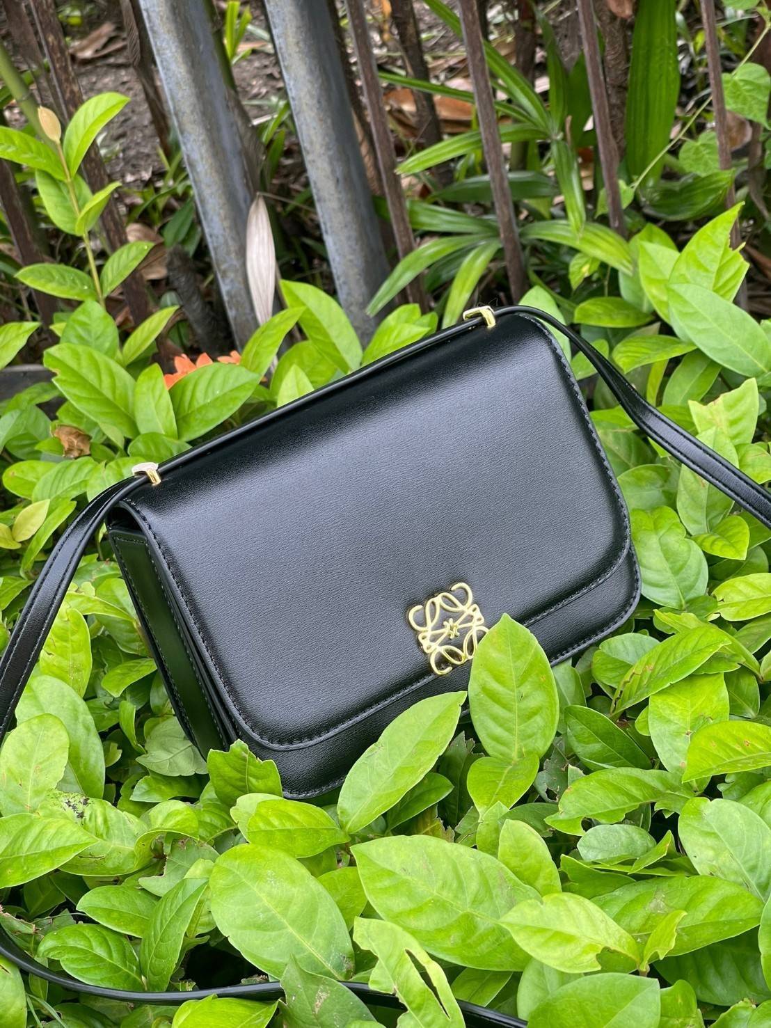 Medium : LOEWE Goya anagram leather shoulder bag กระเป๋าทรง GOYA รูปทรงกล่องอันคลาสสิกที่มาพร้อมรายละเอียดอันน่าค้นหา พร้อมด้วยโครงสร้างที่เปี่ยมไปด้วยสเน่ห์น่าค้นหา มีช่องใส่ของขนาดกว้างและเป็นทรงทำให้การจัดการสิ่งของต่างๆ ของสาวๆ นั้นง่ายดายมากยิ่งขึ้น 