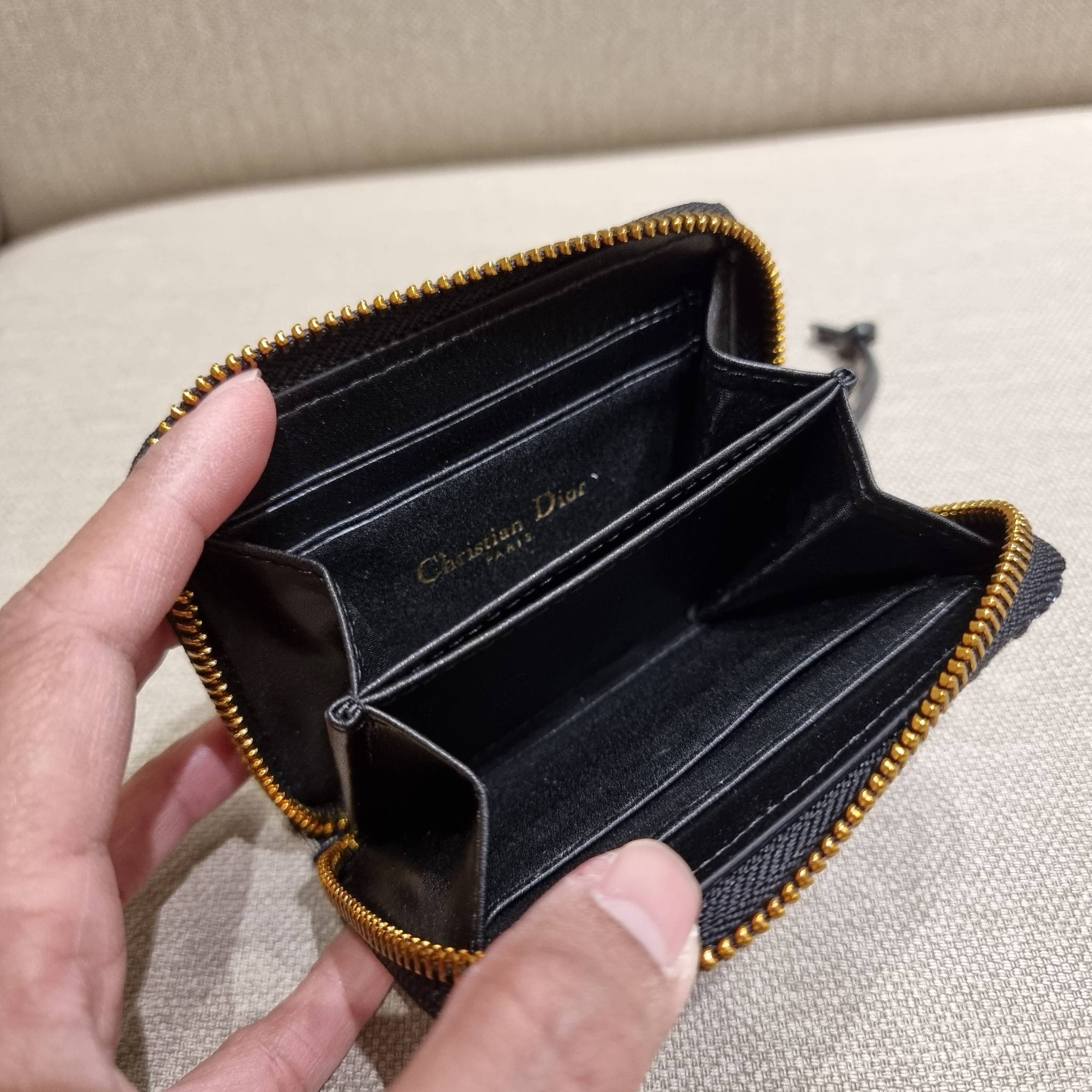 VIP 】CD ZIP AROUND SHORT WALLET WITH GWP กระเป๋าสตางค์ใบสั้นซิปรอบ พรีเมี่ยมกิ๊ฟจากเคาน์เตอร์ วัสดุผ้าแคนวาสปักลาย สลับหนังแท้ภายใน ดีไซน์เรียบหรู ผู้ดีที่สุด!! ภายในมีช่องใส่บัตร ใส่ธนบัตรได้ (แบบพับ) หรือจะพกไว้ใส่เหรียญ สะดวกใช้มากๆ มาพร้อม box set ในร