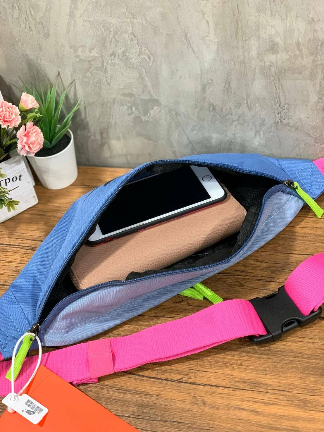 NIKE HERITAGE HIP BAG กระเป๋าทรงคาดเอวและคาดหน้าอกสไตล์สปอร์ตทูคัลเลอร์ เปิดปิดด้วยซิปคู่ ภายในใส่กระเป๋าสตางค์ยาวได้ มีช่องซิปเพิ่มด้านหลัง ด้านหน้าสกรีนโลโก้แบรนด์ สายคาดปรับความยาวได้ฟรีไซส์ น้ำหนักเบา จะสะพายคาดอกช้อปปิ้งหรือจะวิ่งออกกำลังกายก็ได้คร้า