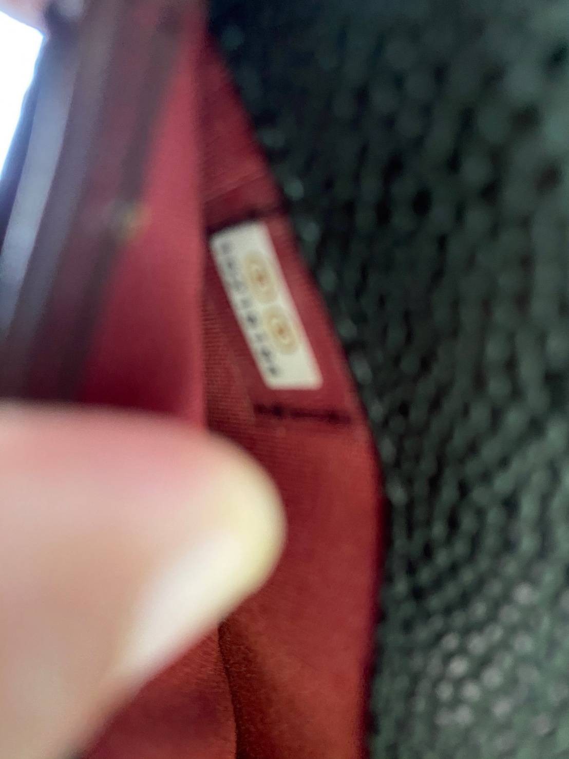 หนังแท้ CHANEL WALLET รุ่นยอดนิยมไอเท็มฮิตวัสดุหนังคาเวียร์สวยคลาสสิคเปิดปิดด้วยฝาปิดกระดุมด้านหน้ามีโลโก้แบรนด์อะไหล่ทอง/เงินสวยหรู ภายในสีแดงเบอกันดี้ มีช่องซิปด้านในเรียกว่าใบเดียวจบ เป็นใบยอดนิยมของสาวๆ เลยค่าา พร้อมส่งที่ไทยไม่ต้องรอพรีฯ สาวก Chanel 