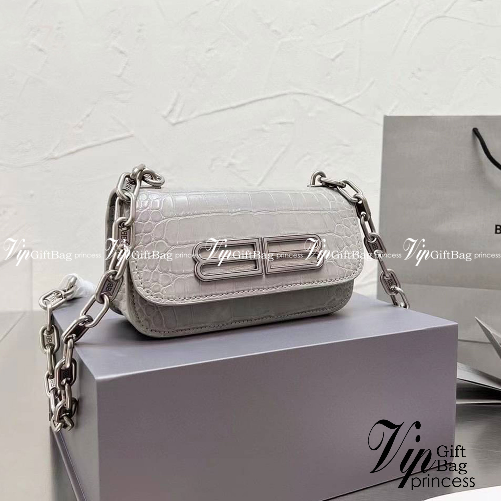 BALENCIAGA BB Logo Crocodile Embossed Leather Wallet on Chain กระเป๋าสะพายขนาดมินิน่ารัก หนังสวยลาย Croc พร้อมสายสะพายโซ่ปั้มแบรนด์ BB สวยหรูมากค่ะ เป็นดีไซน์ที่สามารถใช้ได้นาน ๆ เข้าได้กับทุกลุคอีกด้วยนะ
