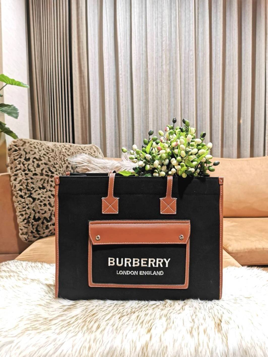 BURBERRY FRAGRANCES LARGE TOTE BAG วัสดุ Canvas & Leather ทรงเหลี่ยมมาในสี TwoTone ดีไซน์สวยอยู่ทรงสไตล์ Casual ด้านหน้ามีช่องใส่ของ ภายในโล่งกว้างและจุสุดๆสามารถใส่เอกสารA4 หนังสือ ของใช้ได้เยอะ น้ำหนักเบา อะไหล่แบรนด์สีทองหรู หูหิ้วหนังสะพายไหล่ได้ พร้อ