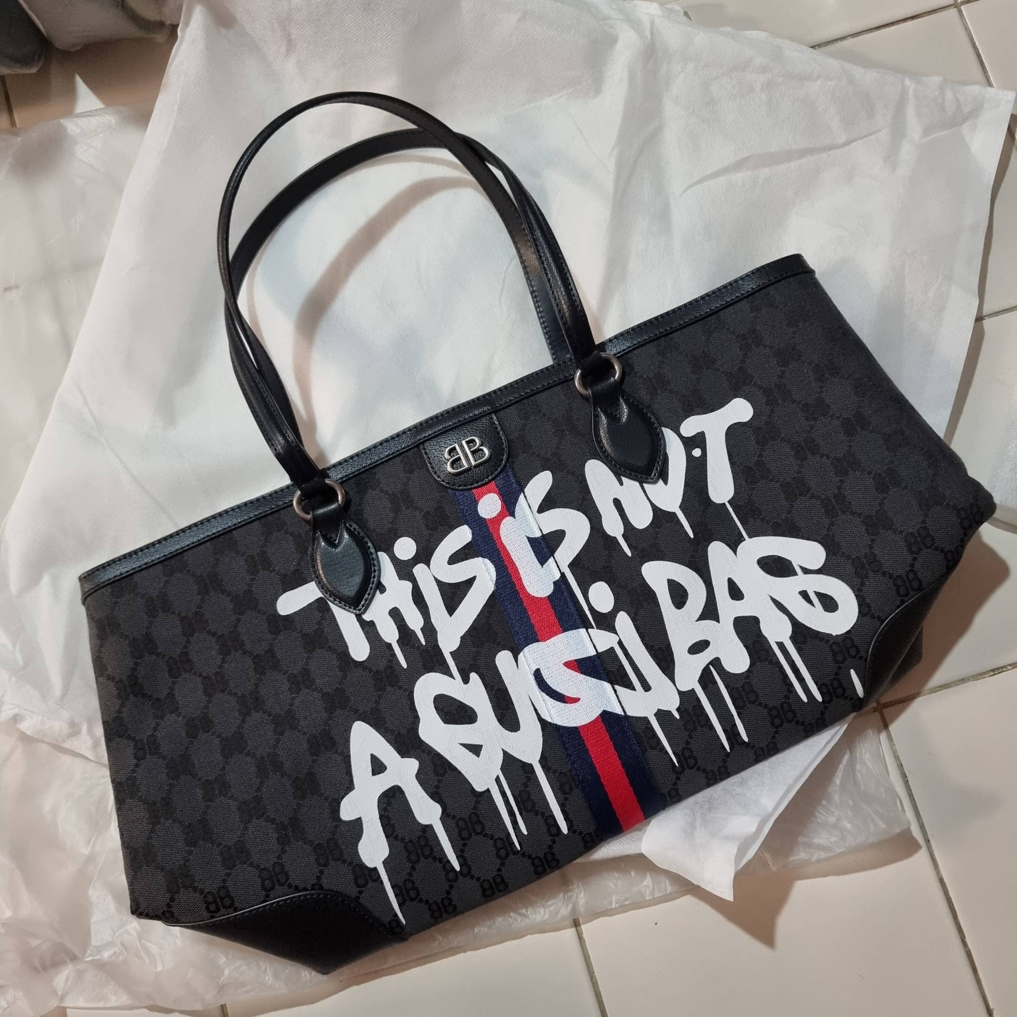 GG×BALEN MEDIUM OPHIDIA TOTE สุดครีเอท กับกระเป๋าช้อปปิ้งทรงโท้ท ใบใหญ่ สุดคุ้ม!! โดดเด่นด้วยลวดลายเพ้นท์กราฟฟิตี้ วัสดุผ้าแคนวาส ตัดแต่งเล่นขอบด้วยหนังแท้ ภายในโล่งกว้างมาก ใส่ของได้สบาย หิ้วไปเที่ยวต่างจังหวัด สะพายไปต่างประเทศตามใจ!! เลิศตรงที่ดีไซน์ใบ