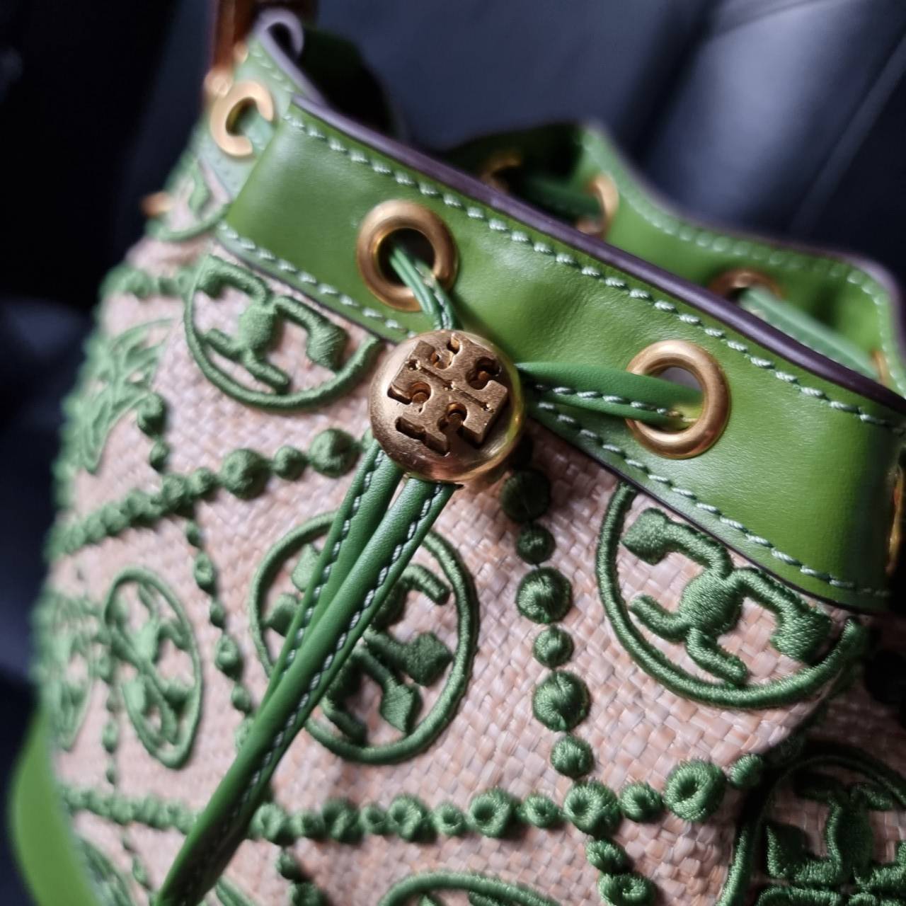 TORY BURCH T MONOGRAM STRAW BUCKET BAG NATURAL/SHISO 🌿สวยงามสะดุดตามากๆค่ะ จัดหนักกันไปเลยจ้า กับรุ่นที่สาวๆรอคอย พร้อมเสิร์ฟความสวยให้ถึงบ้านแล้วน้า กระเป๋าบัคเก็ตทรงยอดนิยม ดีไซน์ใหม่ล่าสุด ยูนีคไม่เหมือนใคร ลายสานเต็มใบพร้อมปักโลโก้เอกลักษณ์สีเ