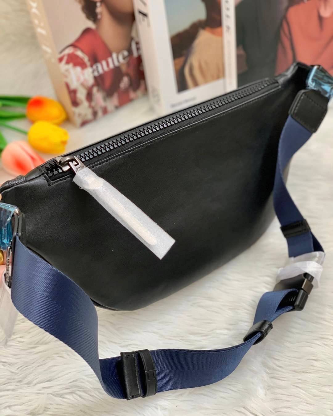 รุ่นที่หนุ่มๆต้องมีติดตัวค่ะ Coach Belt Bag ใบใหญ่คะ! ((79037)) กระเป๋าคาดอกด้านหน้า//คาดไปทางด้านหลัง//หรือคาดเอวได้ ตามแต่ความถนัดได้เลยนะคะ หนังแท้ นิ่มสวย มีช่องซิปหลักให้2ช่องใส่ของสำคัญได้ครบเลยนะคะ ใบใหญ่ใส่จุค่ะ! สายคาดเลื่อนปรับแบบฟรีไซด์ค่ะ 