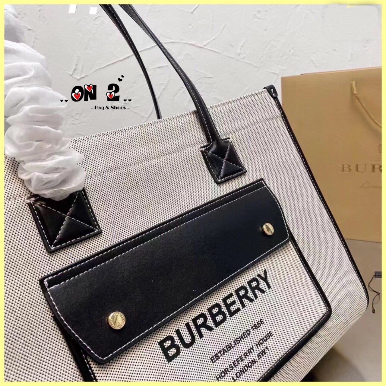BURBERRY Leather-trimmed embroidered canvas tote / BURBERRY FRAGRANCES LARGE TOTE BAG / BURBERRY Freya Tote Bag วัสดุ Canvas & Leather ดีไซน์สวยอยู่ทรงสไตล์ Casual ด้านหน้ามีช่องใส่ของ ภายในโล่งกว้างและจุสุดๆสามารถใส่เอกสารA4 หนังสือ ของใช้ได้เยอะ หูหิ้วห