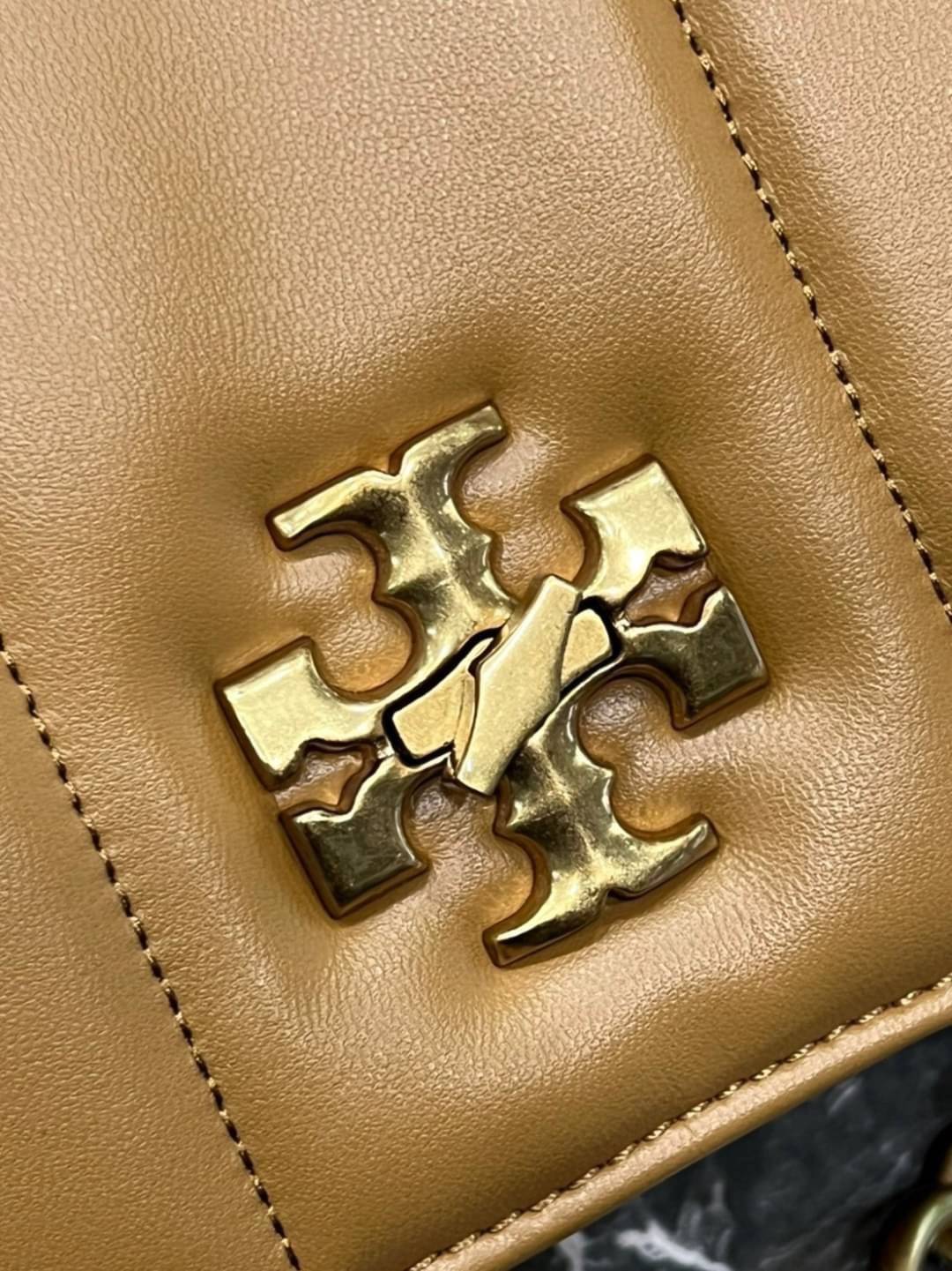 Tory Burch Our Kira shoulder bag with beveled turn-lock hardware พร้อมเสิร์ฟสีคลาสสิค กระเป๋าถือ/สะพาย ทรงสวย สะพายคล่องตัว ดีไซน์เส้นคมสวยหรู สัมผัสดีงาม นิ่มมือ เปิด-ปิดด้วยอะไหล่บิดล็อค ภายในเป็นช่องโล่ง สะพายไปไหนก็สะดวก แนะนำสวยก่อนใครได้ที่นี่ จัดไป