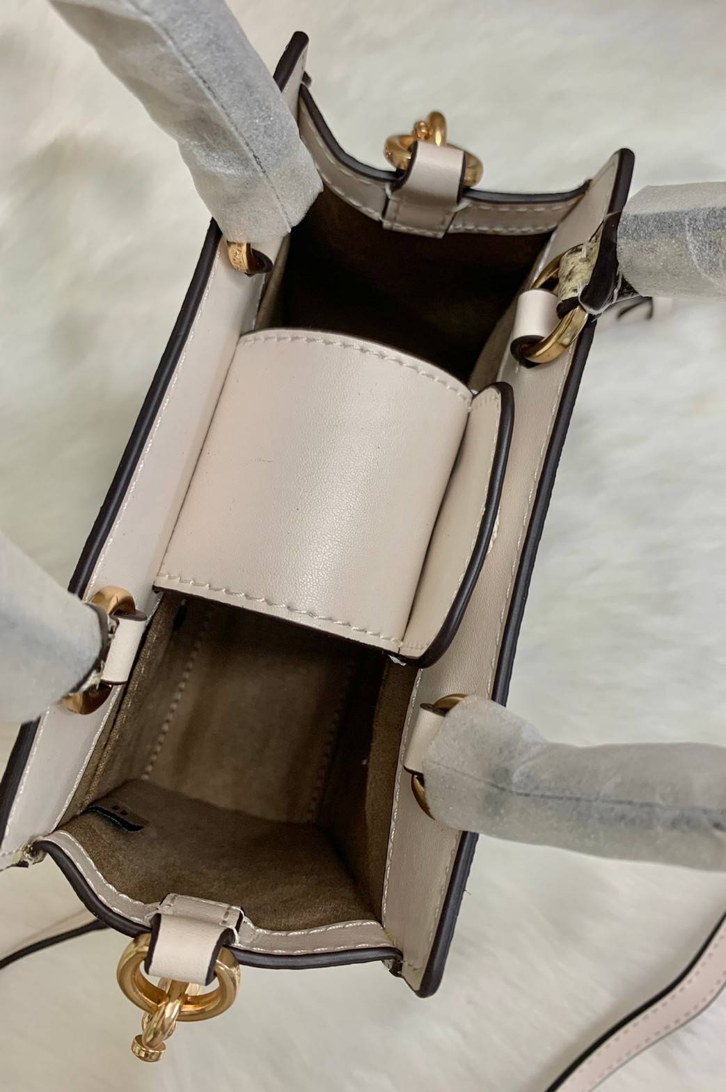 น้องเข้าใหม่ ไม่มีไม่ได้แล้ว ต้องรับไปดูแลเลยค่าา❤️ COACH MINI PEPPER CROSSBODY IN SIGNATURE ((C7227)) 📣พร้อมส่งที่ น้องใหม่ล่าสุดค่าา! กระเป๋าสะพายครอสบอดี้ร์ หรือหิ้วออกงานก็สวยไม่น้อยทีเดียวค่ะ หนังแท้นิ่มสวย หูหิ้วและด้านข้างกระเป๋าทำลา