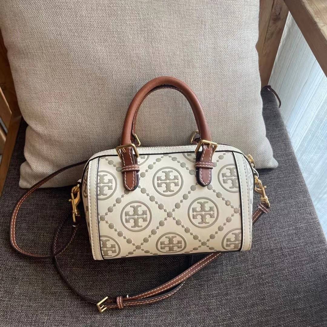 Tory Burch T-Monogram Mini Embossed Wine Bucket Bag / Tory Burch Mini Bucket กระเป๋าถือหรือสะพายไหล่ ทรงหมอนขนาดเล็ก ประดับด้วยลวดลายอันเป็นสัญลักษณ์ของแบรนด์ ถูกประดิษขึ้นด้วยความพิถีพิถันวัสดุหนังอย่างดี ด้านในบุด้วยหนังไมโครซูแอคเนื้อนุ่มทำความสะอาดง่า