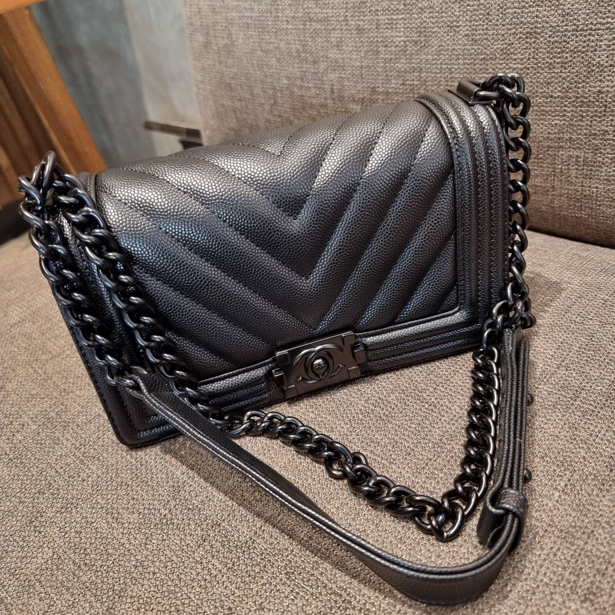 Chanel Boy 10" พร้อมส่งที่ไทย รุ่นสุดฮอต ดีไซน์อะไหล่ดำ เรียบหรูมากๆ!! วัสดุหนังลายคาร์เวีย ทรงคลาสสิคที่สาวๆห้ามพลาด!! ในราคาสุดคุ้ม เปิด-ปิดกระเป๋าด้วยตัวล็อค ภายในโล่งกว้าง ไซส์ใหญ่ใส่ของได้เยอะ มีช่องแยกในกระเป๋า มาพร้อมสายสะพายโซ่สลับหนังรองบ่า 