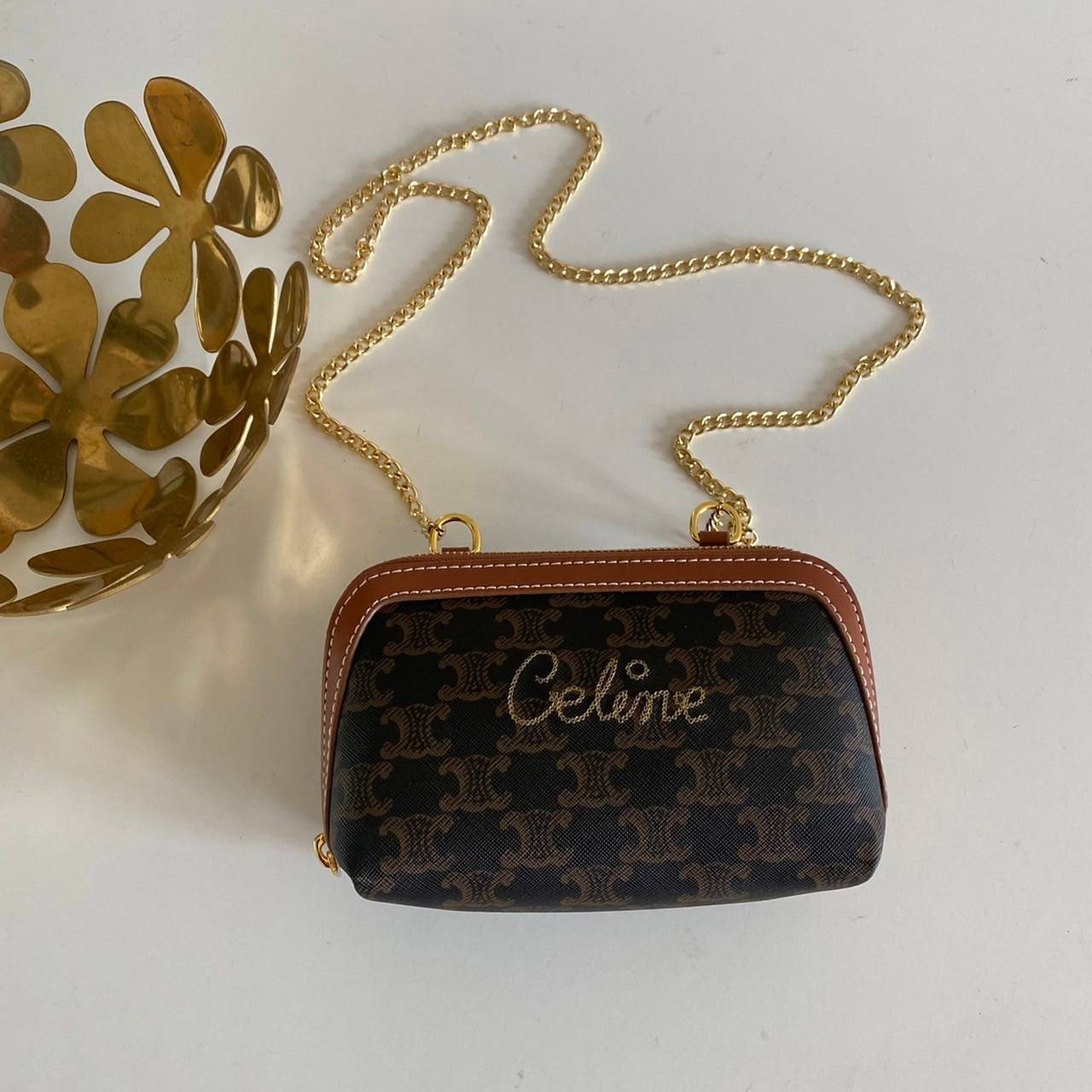 หนังแท้ CELINE TRIOMPHE Triumphal Arch Canvas Shoulder Messenger Chain Bag / CELINE CLUTCH WITH CHAIN กระเป๋าคลัทช์ดีไซน์เรียบหรูออกแบบมาได้อย่างลงตัว พร้อมสายสะพายโซ่ทองสุดหรู ด้วยรูปทรงที่สวยงามและทันสมัย สามารถใส่กระเป๋าสตางค์ใบสั้นหรือเครื่องสำอางค์ได